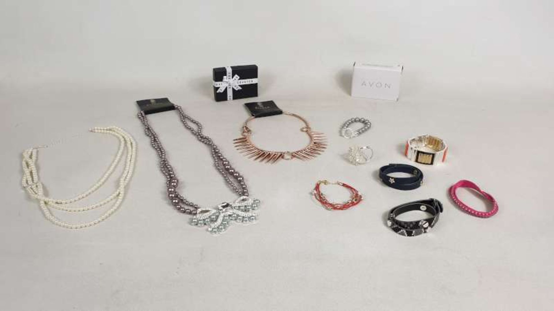 100 X VARIOUS PIECES OF FASHION JEWELLERY