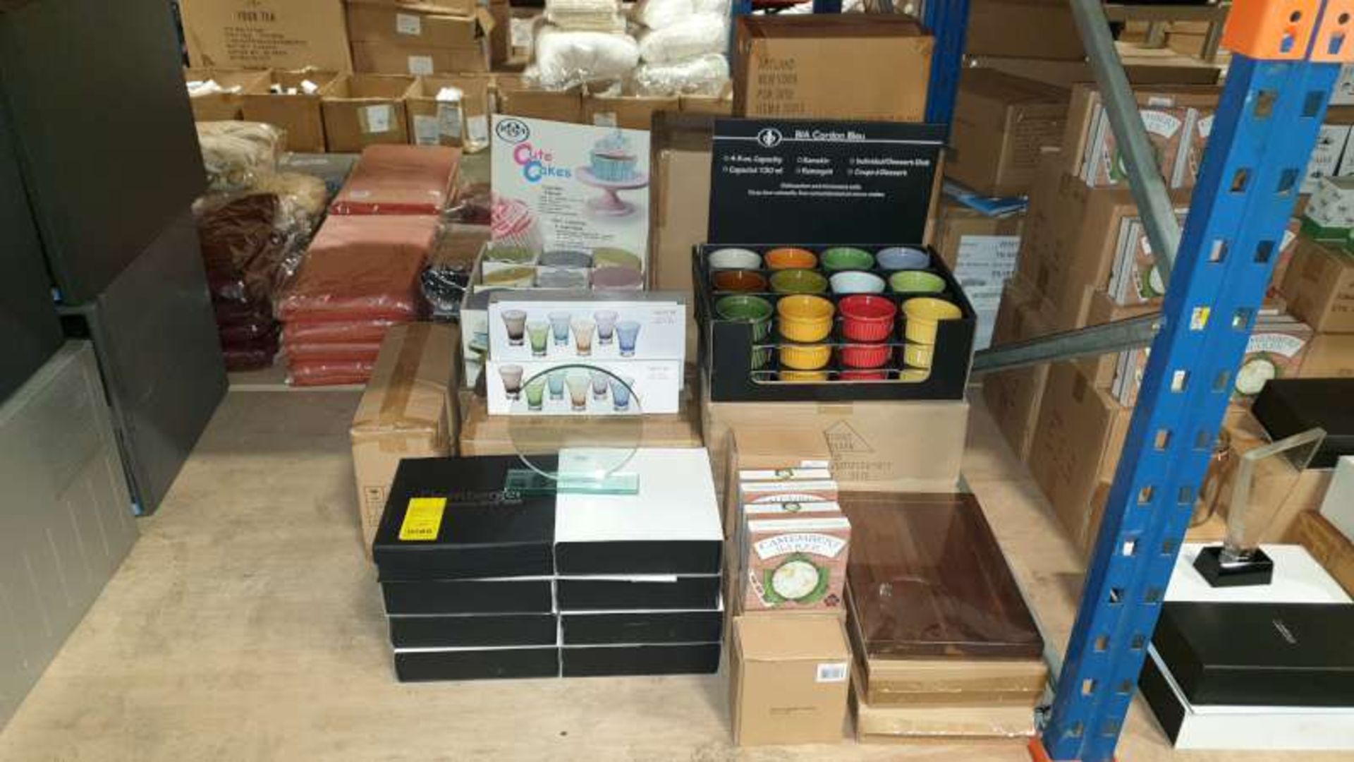 LOT CONTAINING BIA INTERNATIONAL CAMEMBERT BAKERS, CHEESE BOARDS, BIA CORDEN BLEU INDIVIDUAL DESSERT