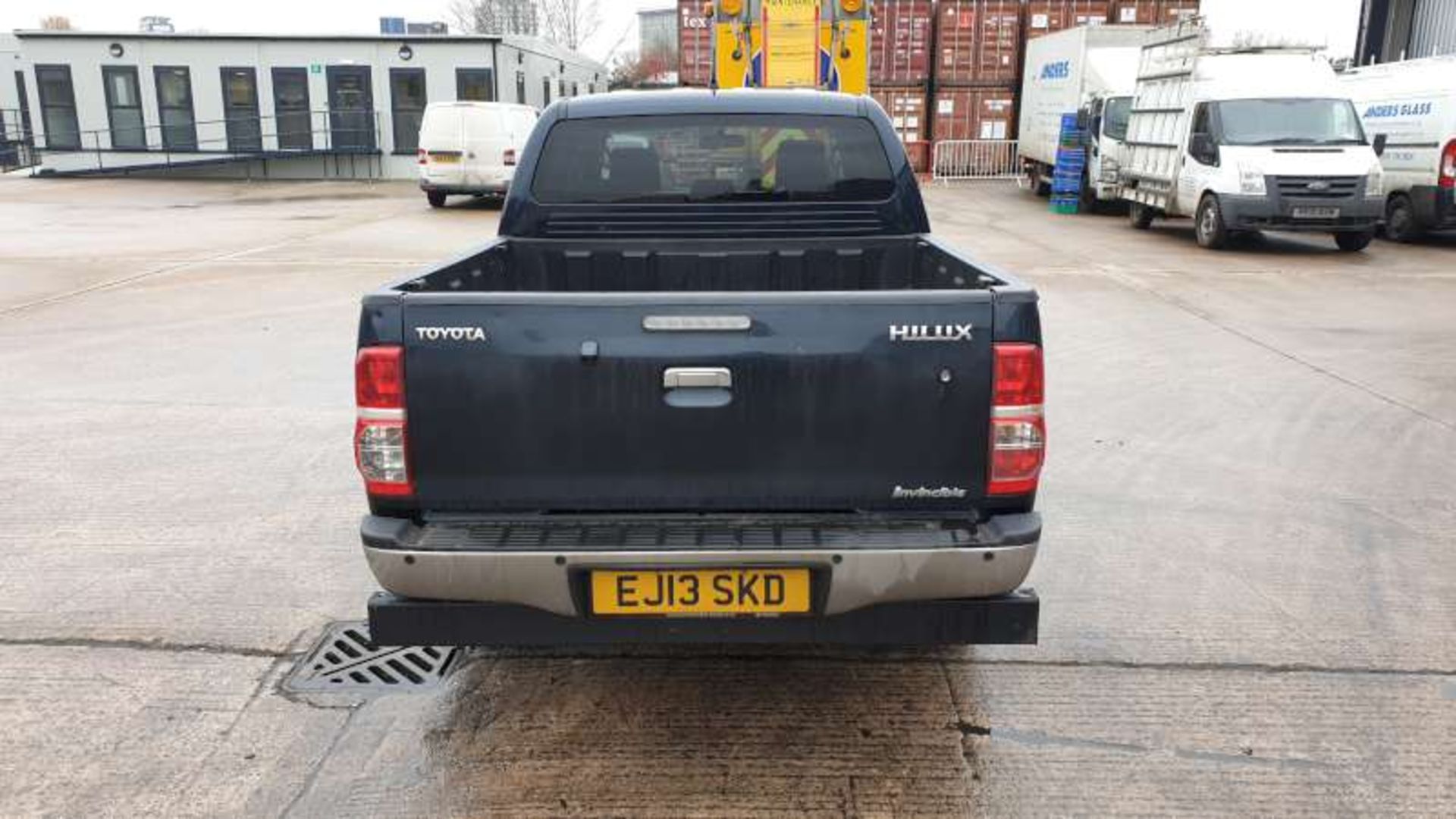 GREY TOYOTA HILUX INVINCIBLE D-40 4X4. ( DIESEL ) Reg : EJ13 SKD Mileage : 118,892 Details: KEYS - Image 3 of 6