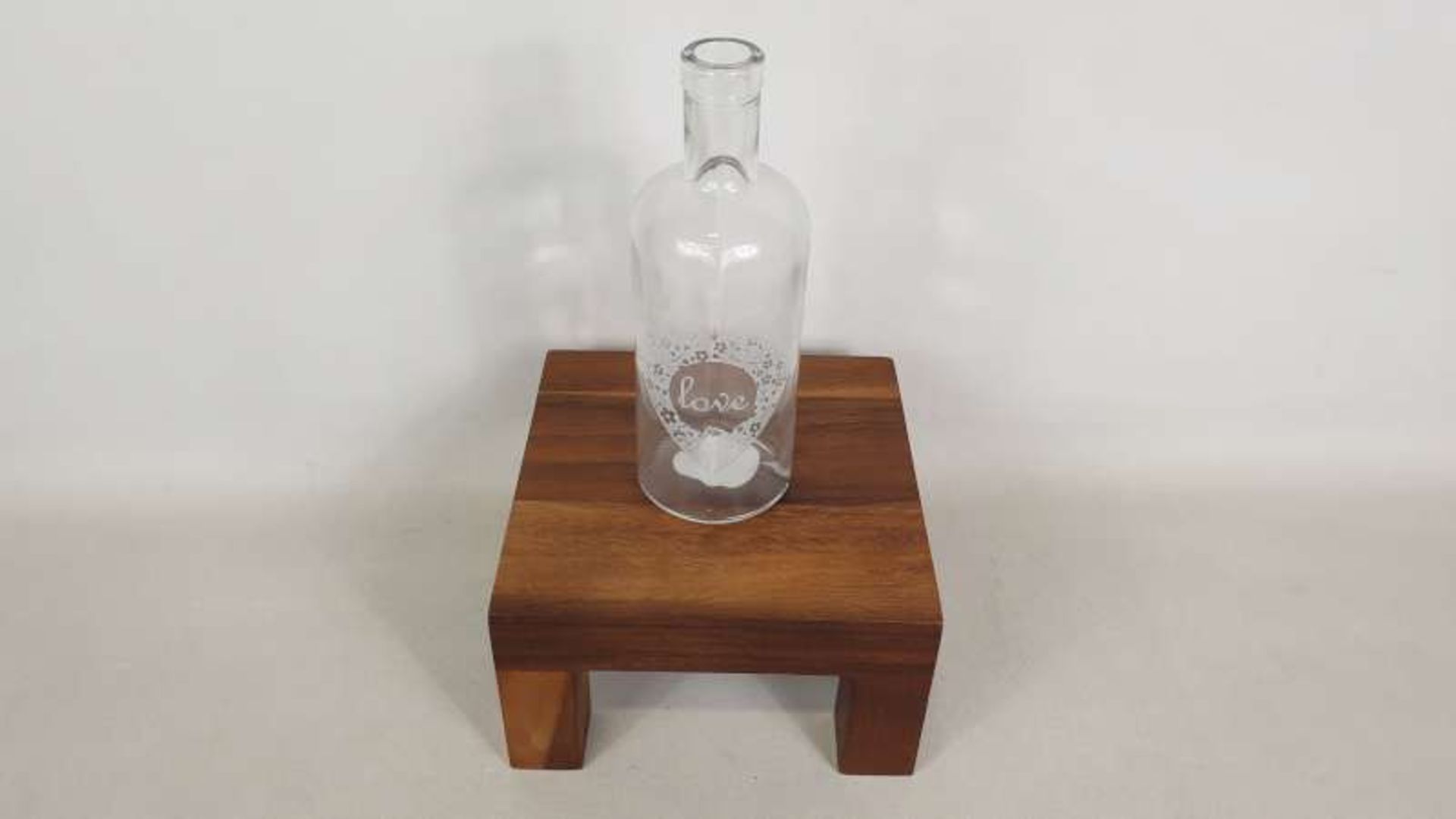 240 X BOTTLE VASE WITH LOVE HEART DETAIL IN 40 BOXES
