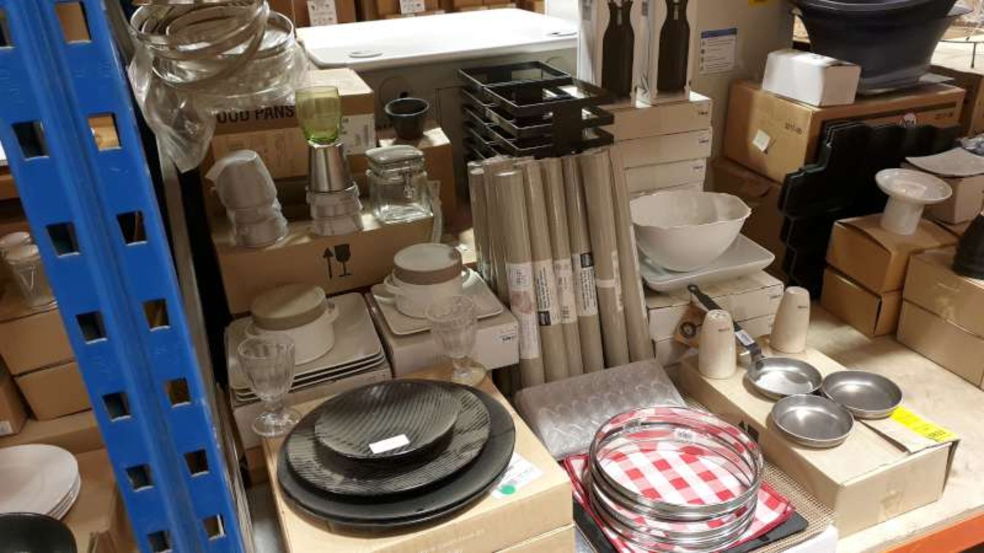 LOT CONTAINING A LARGE QTY OF VARIOUS HOTEL / RESTAURANT CROCKERY AND DINING UTENSILS
