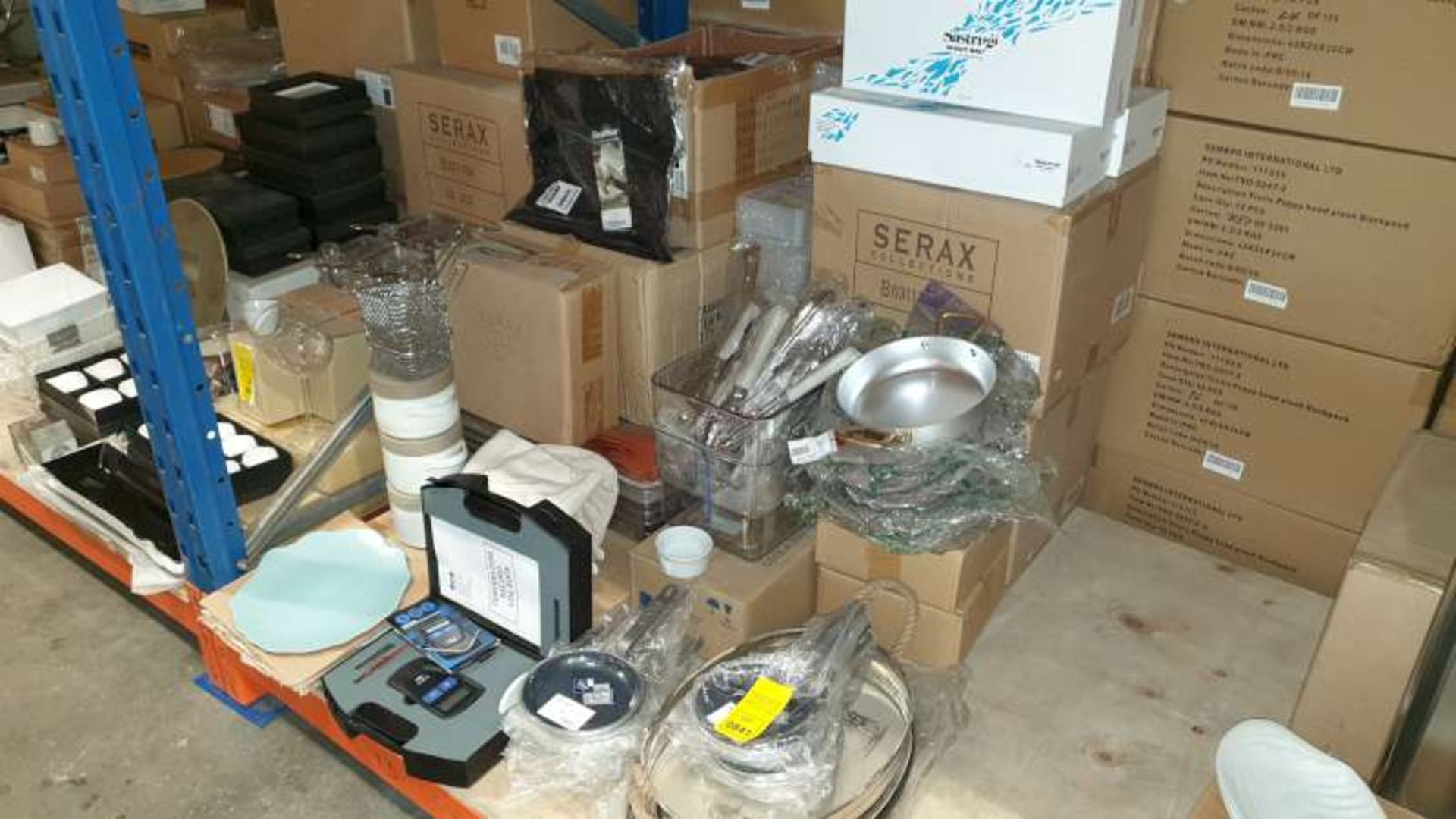 LOT CONTAINING A LARGE QTY OF VARIOUS HOTEL / RESTAURANT CROCKERY AND DINING UTENSILS