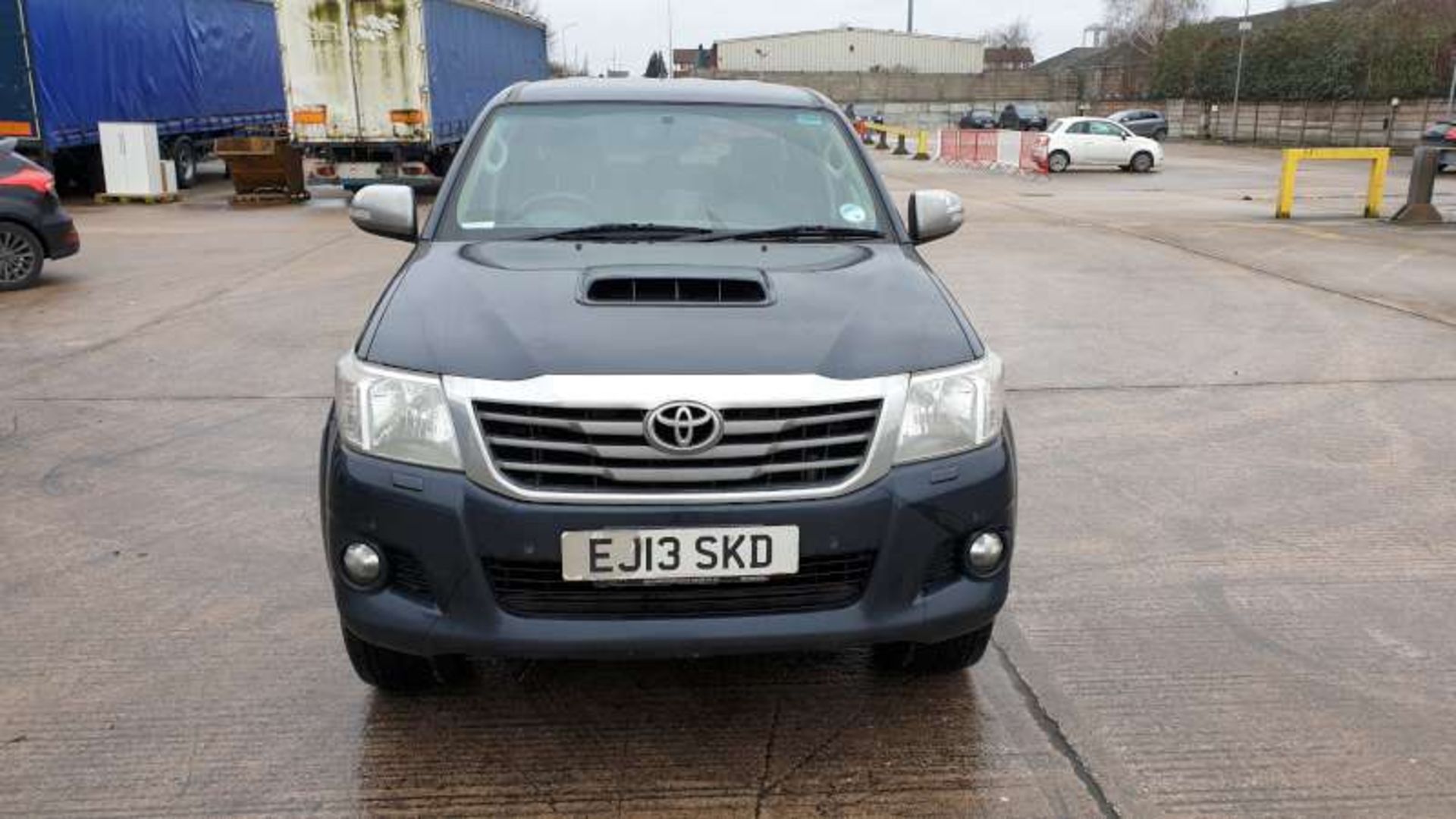 GREY TOYOTA HILUX INVINCIBLE D-40 4X4. ( DIESEL ) Reg : EJ13 SKD Mileage : 118,892 Details: KEYS