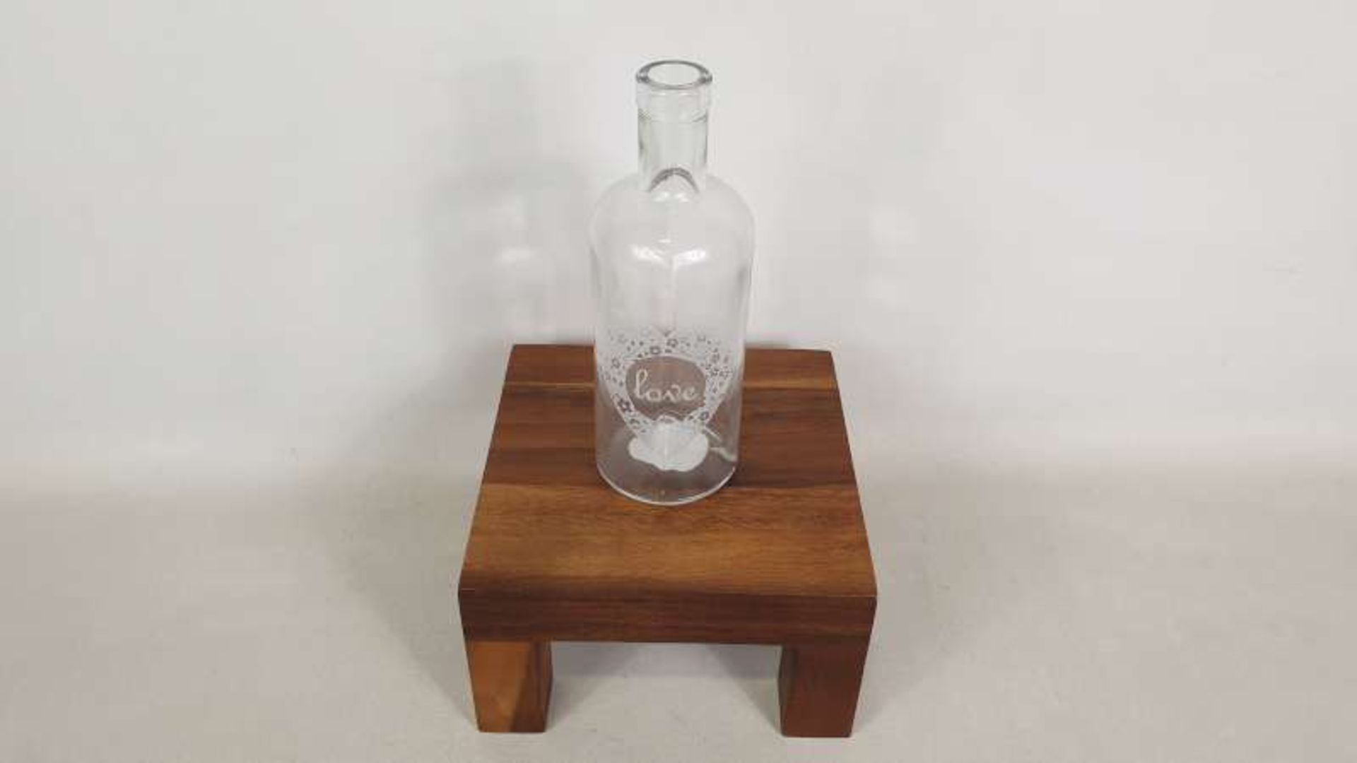 240 X BOTTLE VASE WITH LOVE HEART DETAIL IN 40 BOXES