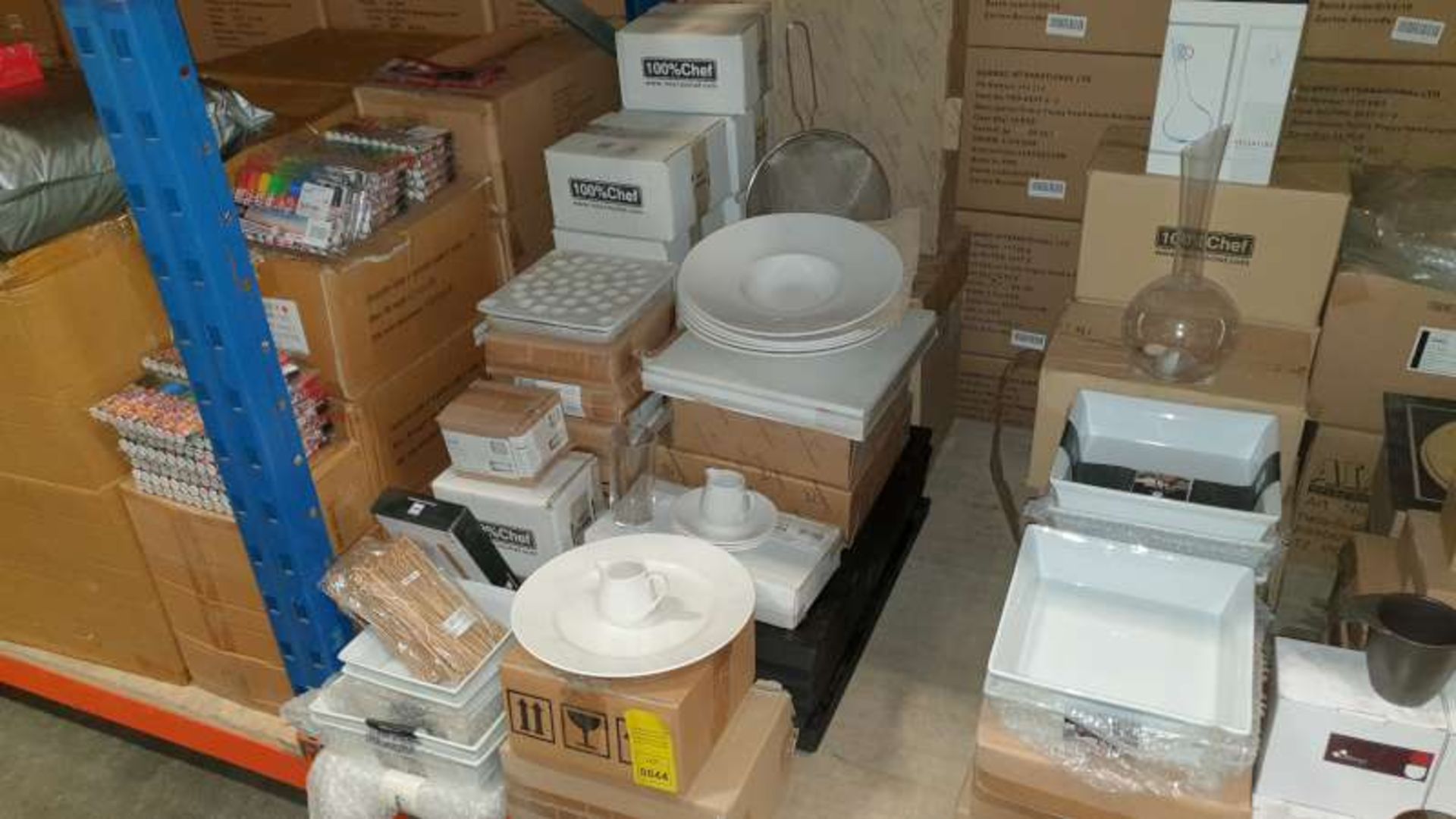 LOT CONTAINING A LARGE QTY OF VARIOUS HOTEL / RESTAURANT CROCKERY AND DINING UTENSILS