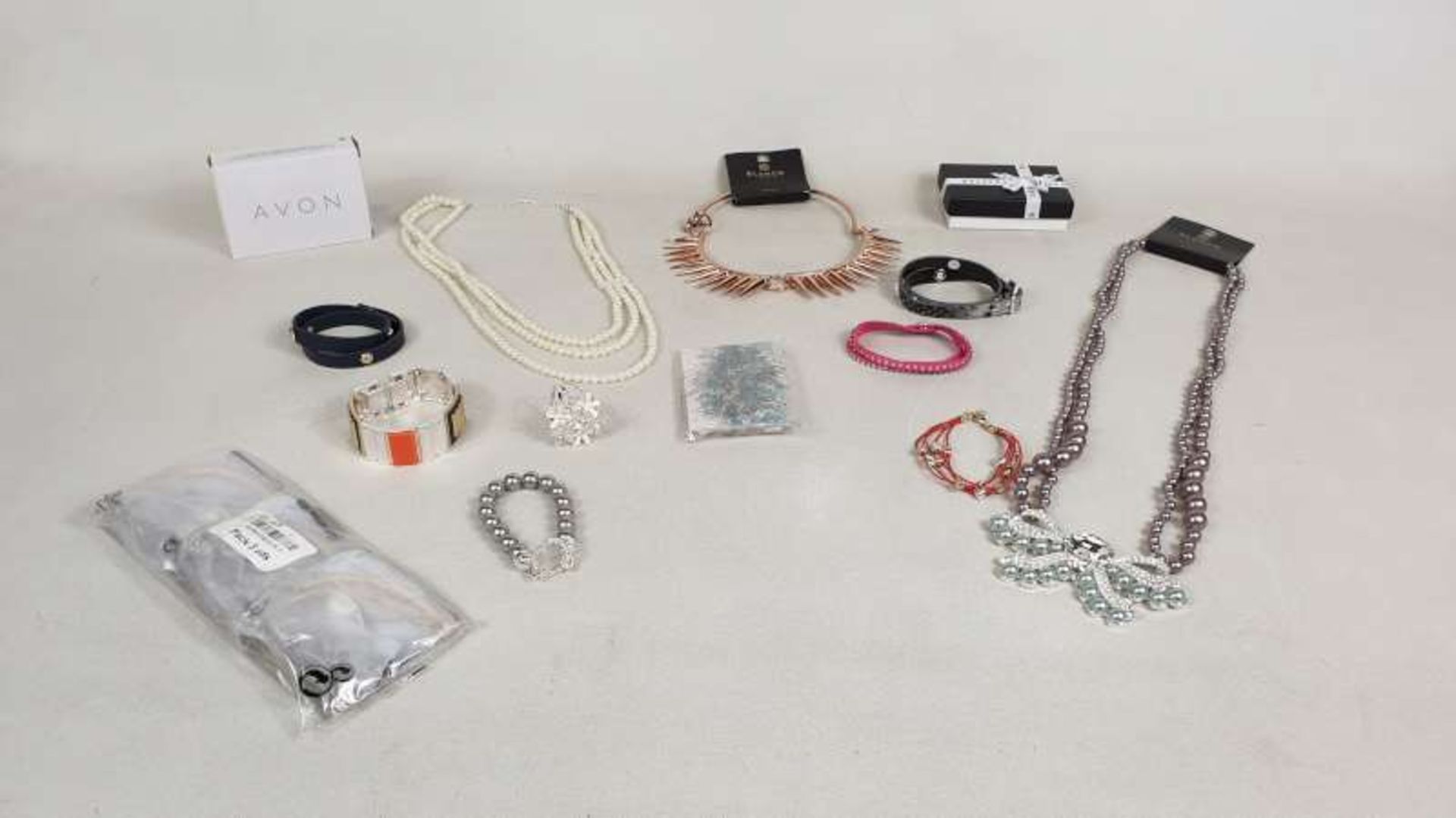 100 X VARIOUS PIECES OF FASHION JEWELLERY