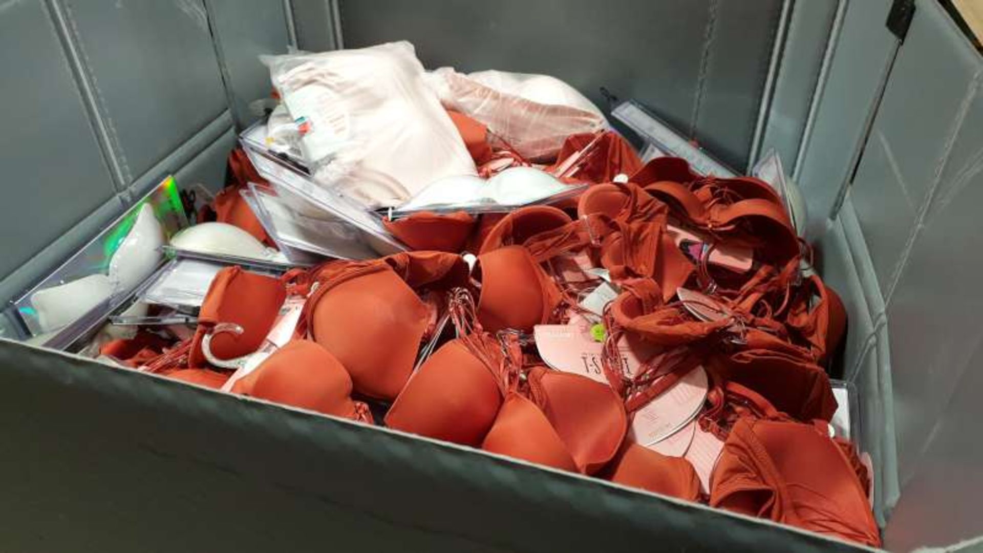 PALLET BOX CONTAINING A LARGE QTY OF BRA'S IN VARIOUS COLOURS / SIZES / STYLES
