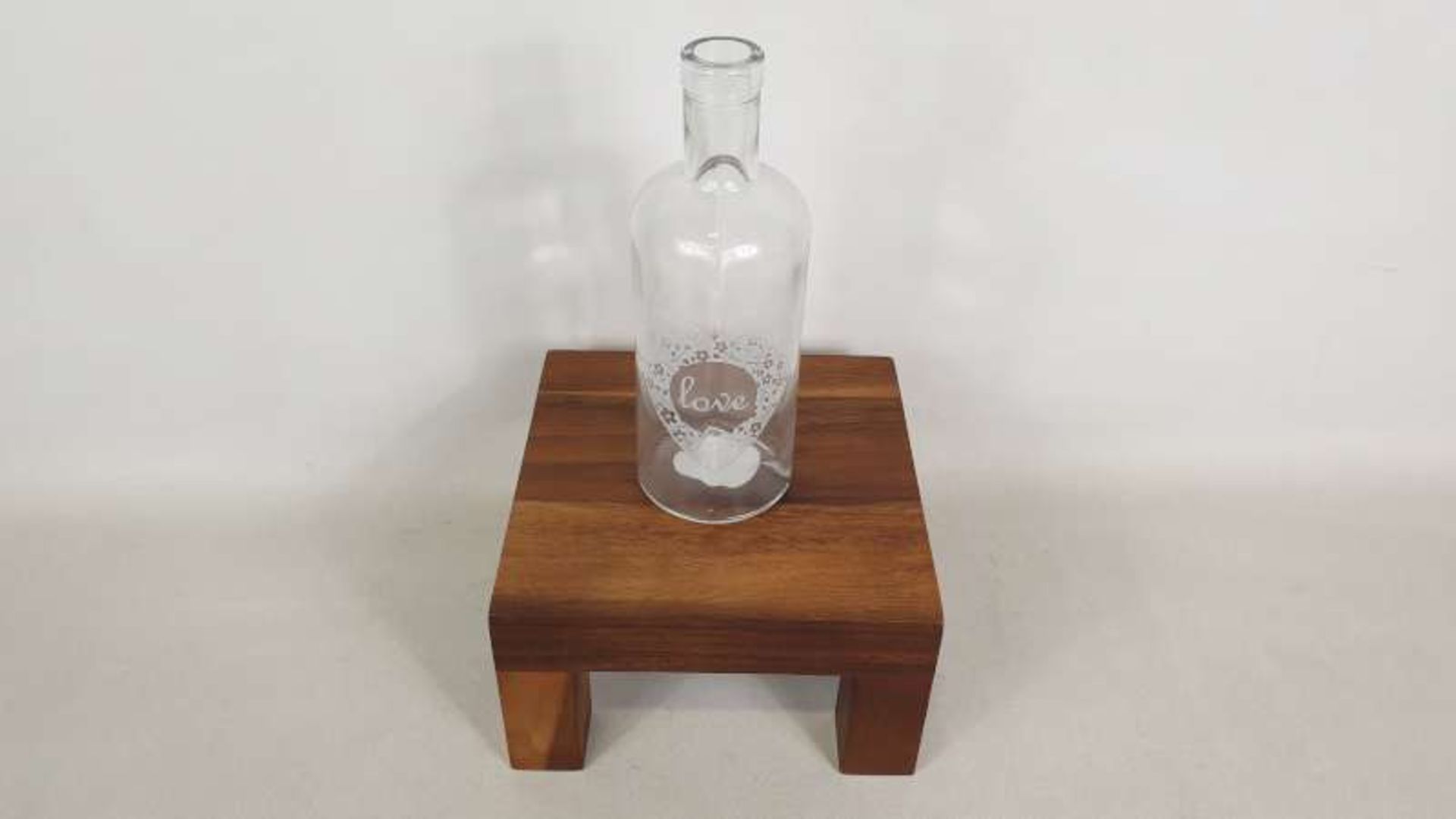 240 X BOTTLE VASE WITH LOVE HEART DETAIL IN 40 BOXES