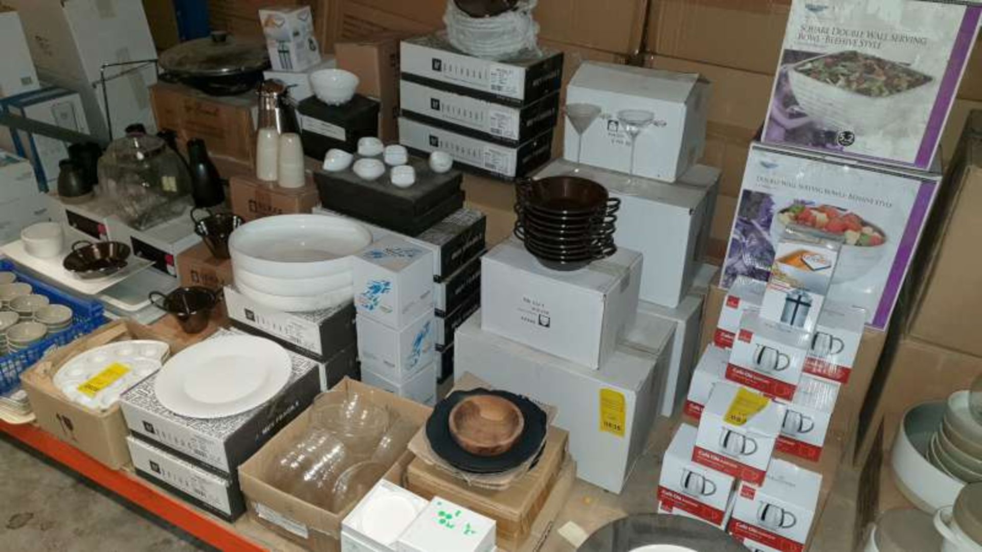 LOT CONTAINING A LARGE QTY OF VARIOUS HOTEL / RESTAURANT CROCKERY AND DINING UTENSILS