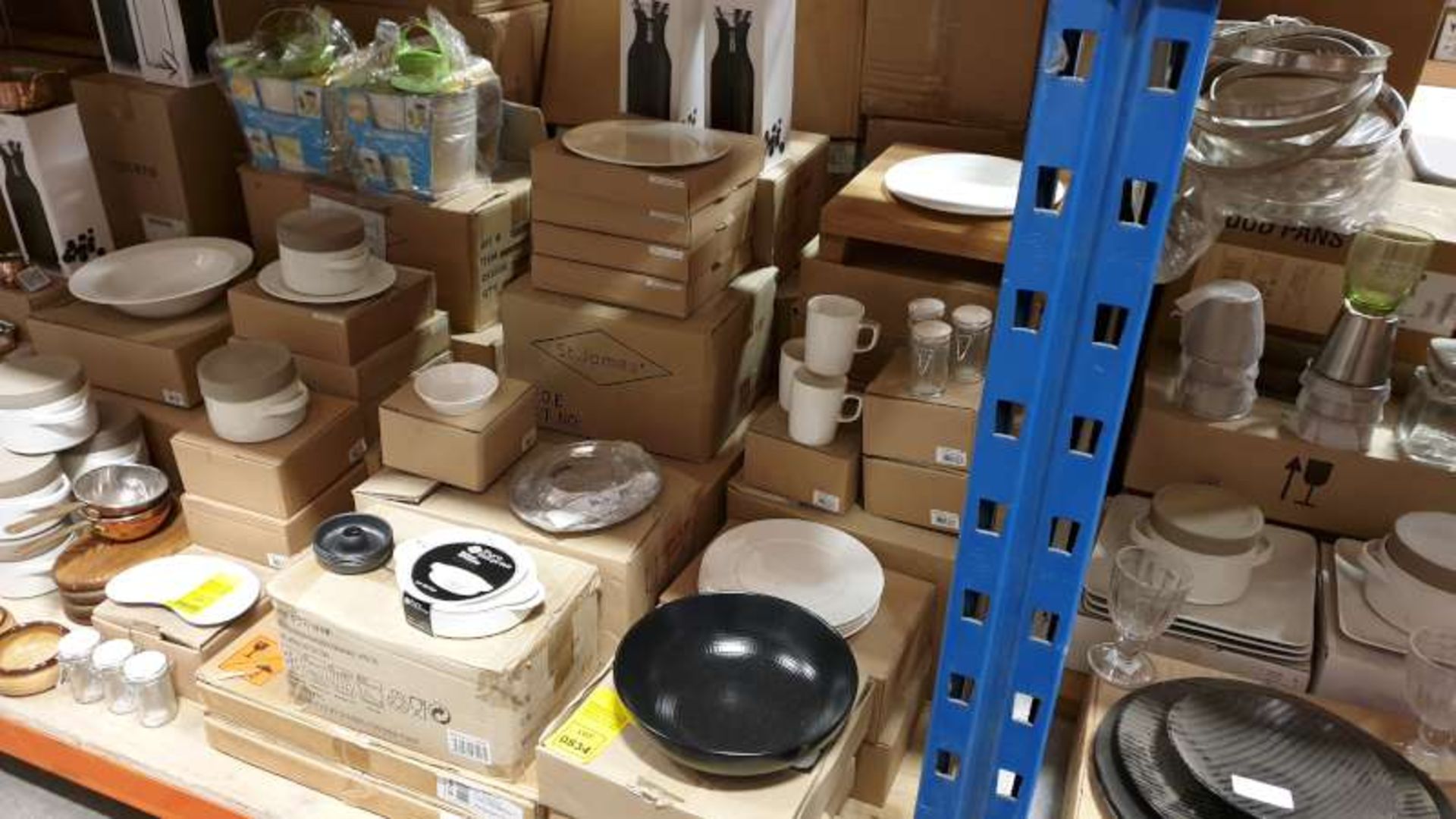 LOT CONTAINING A LARGE QTY OF VARIOUS HOTEL / RESTAURANT CROCKERY AND DINING UTENSILS