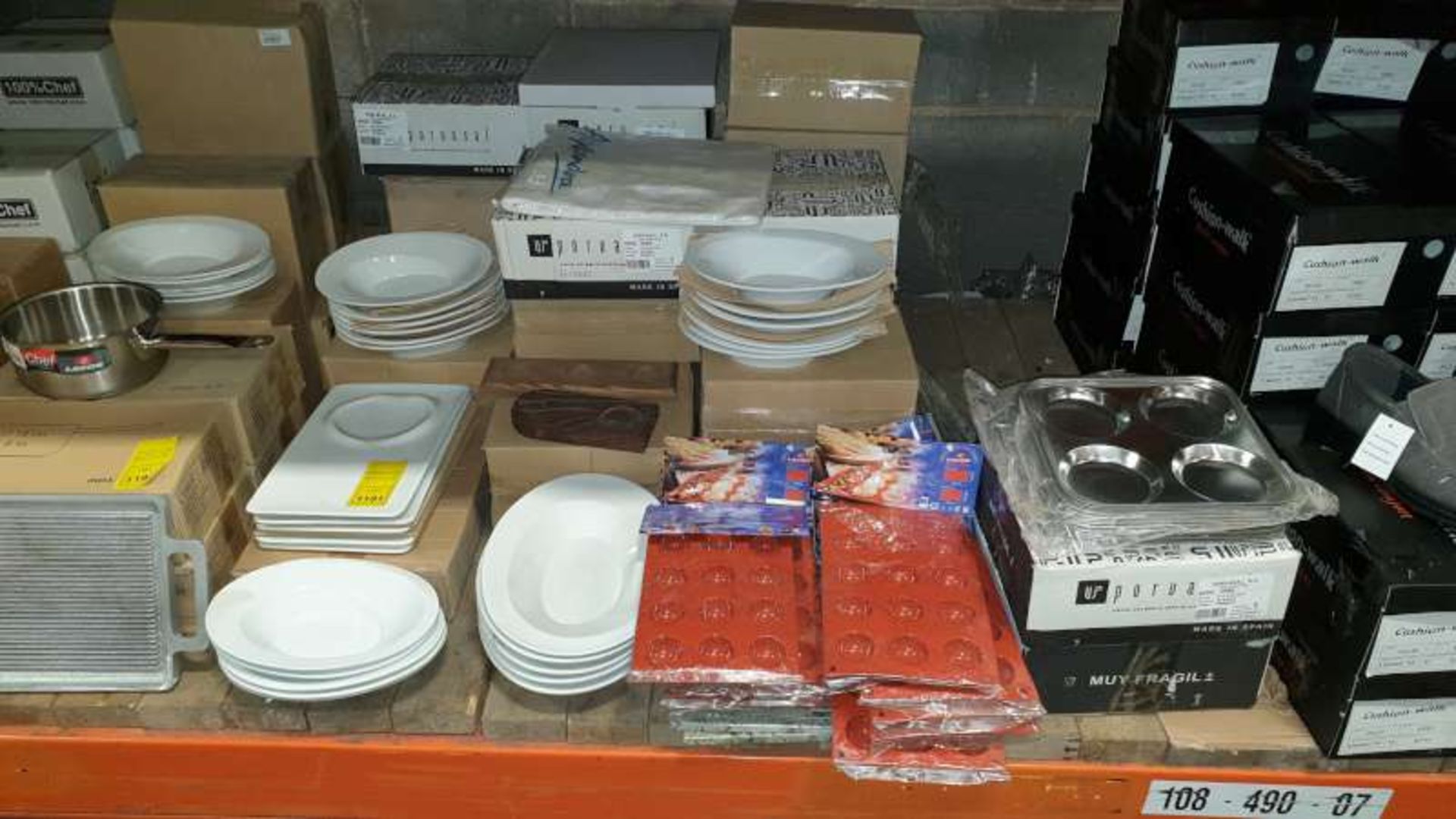 LOT CONTAINING A LARGE QTY OF VARIOUS HOTEL / RESTAURANT CROCKERY AND DINING UTENSILS