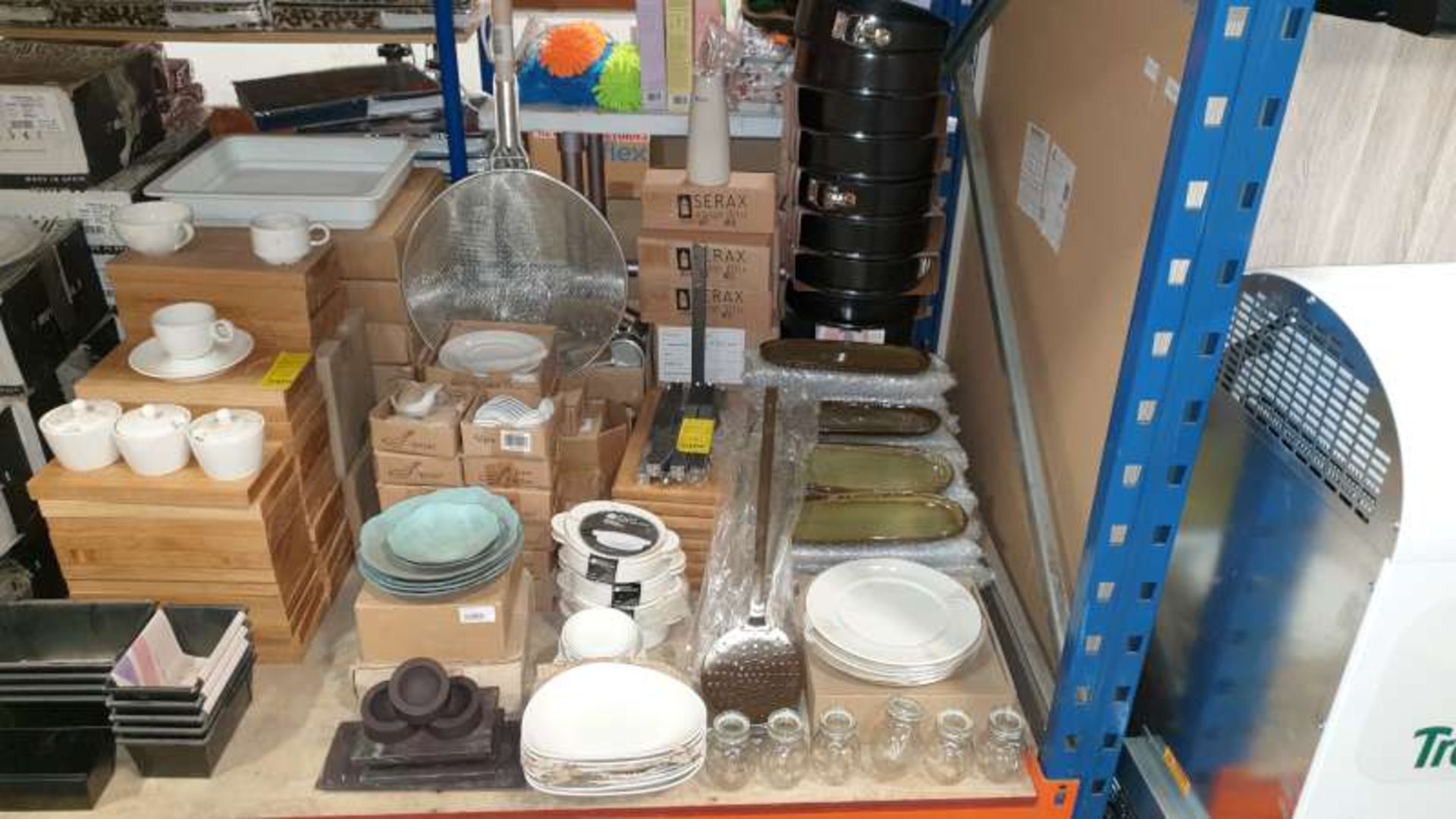 LOT CONTAINING A LARGE QTY OF VARIOS HOTEL / RESTAURANT CROCKERY AND DINING UTENSILS