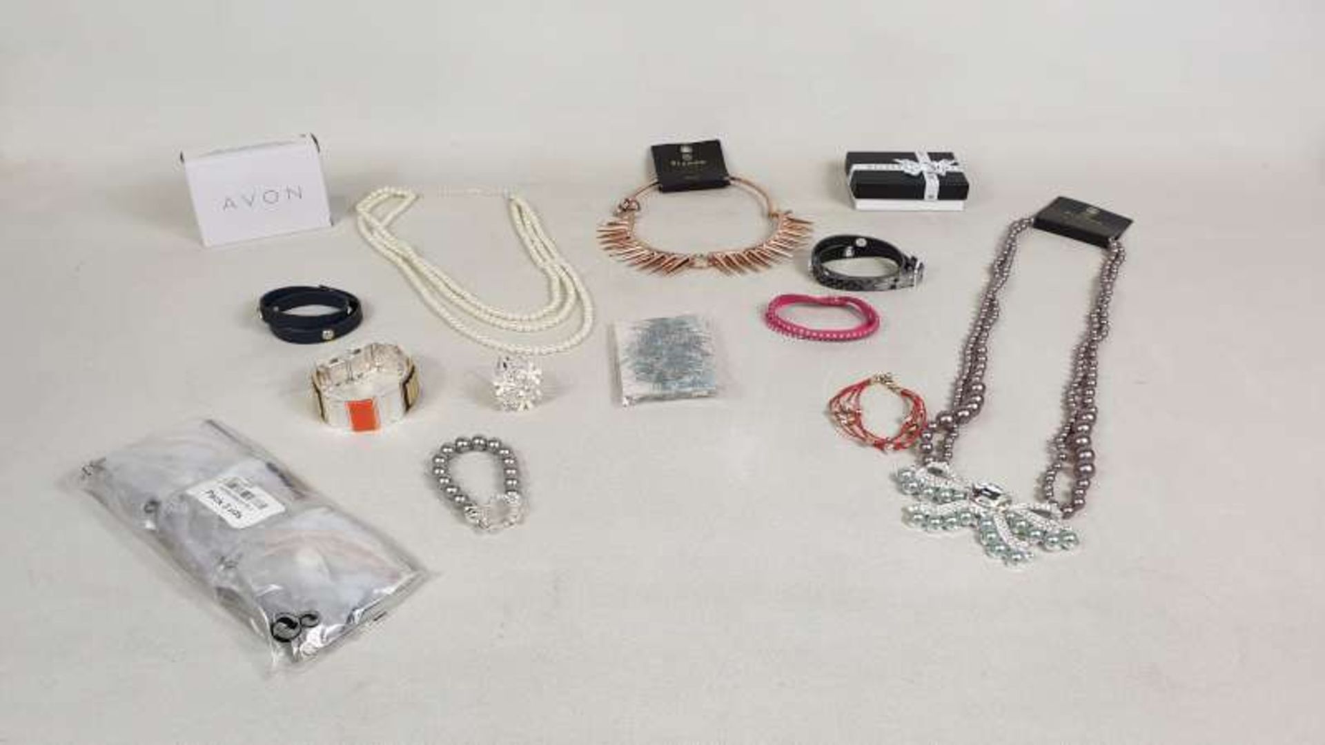 100 X VARIOUS PIECES OF FASHION JEWELLERY