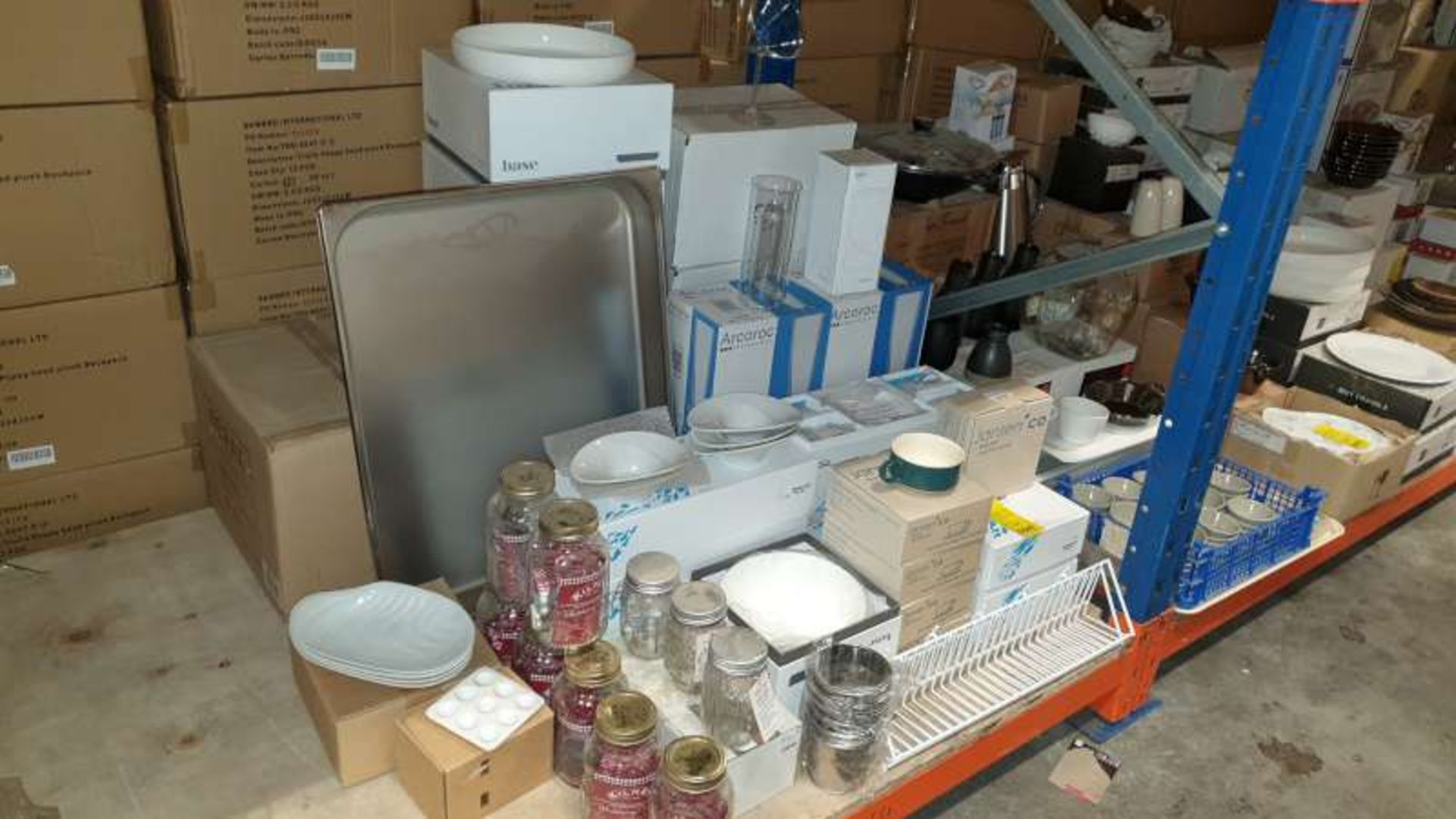 LOT CONTAINING A LARGE QTY OF VARIOUS HOTEL / RESTAURANT CROCKERY AND DINING UTENSILS