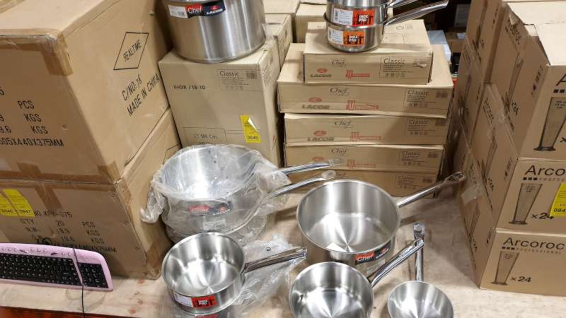 LOT CONTAINING INOX PRO AND CHEF LACOR STAINLESS STEEL PANS IN VARIOUS SIZES