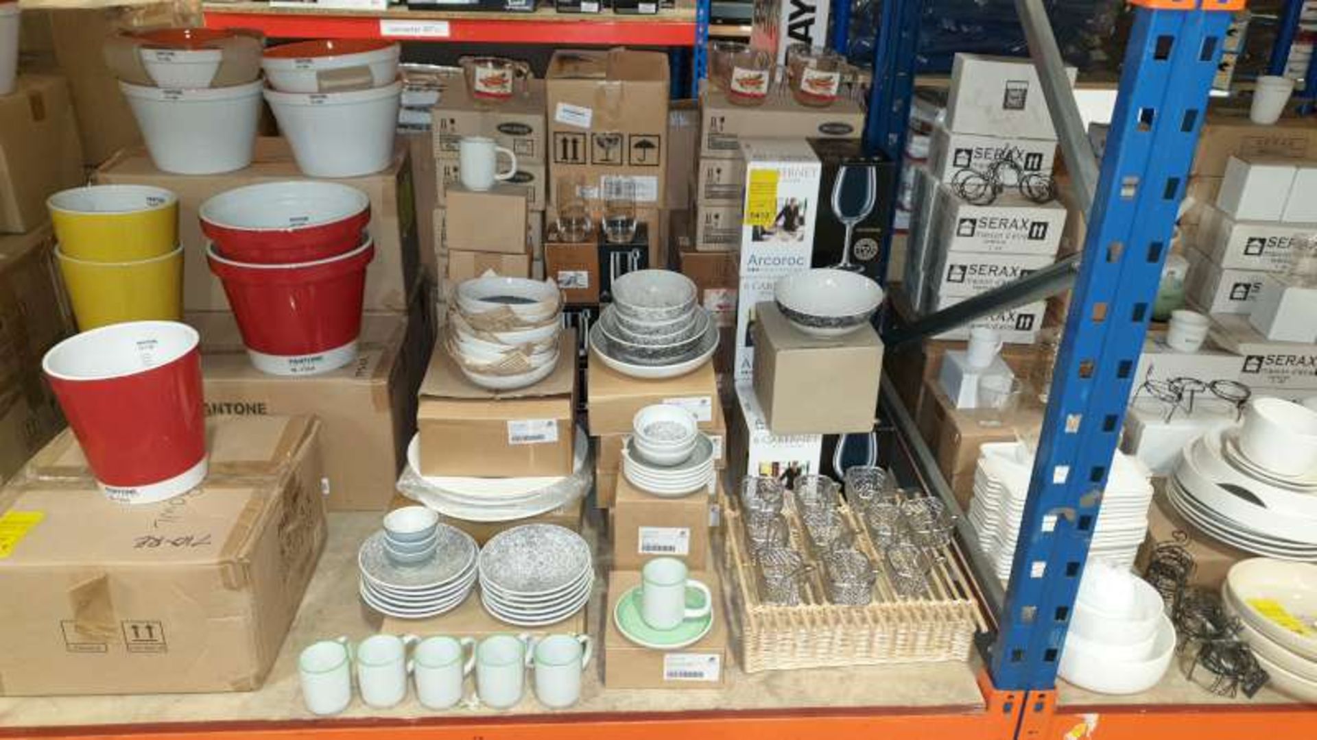 LOT CONTAINING A LARGE QTY OF VARIOS HOTEL / RESTAURANT CROCKERY AND DINING UTENSILS