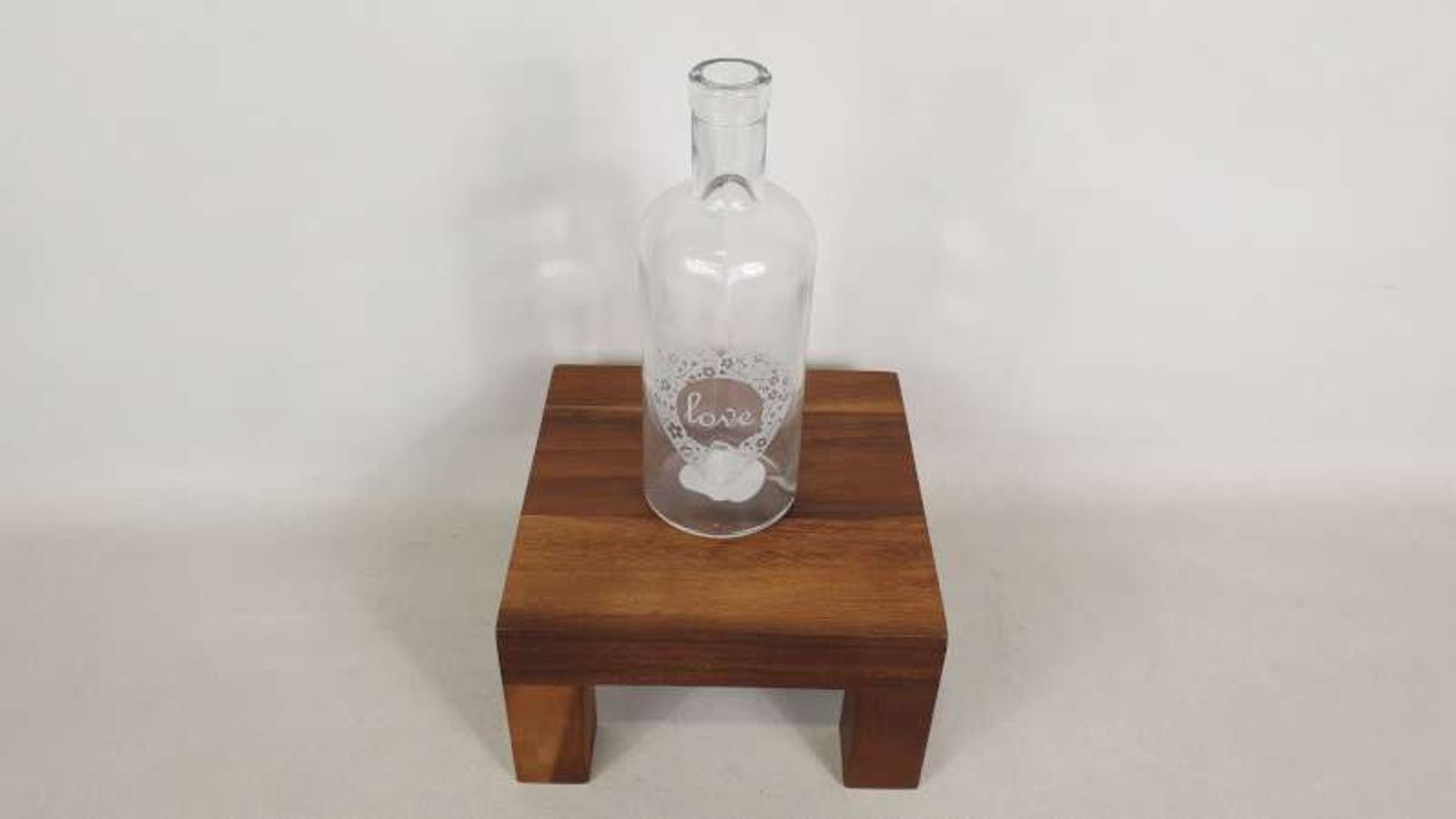 240 X BOTTLE VASE WITH LOVE HEART DETAIL IN 40 BOXES