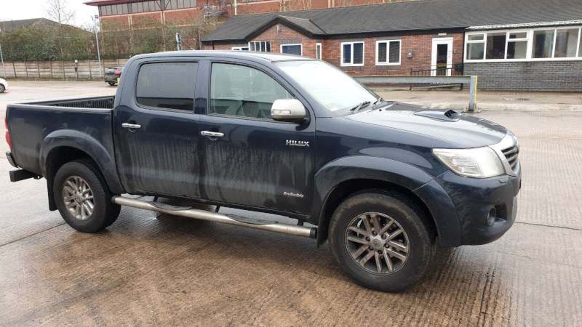 GREY TOYOTA HILUX INVINCIBLE D-40 4X4. ( DIESEL ) Reg : EJ13 SKD Mileage : 118,892 Details: KEYS - Image 4 of 6