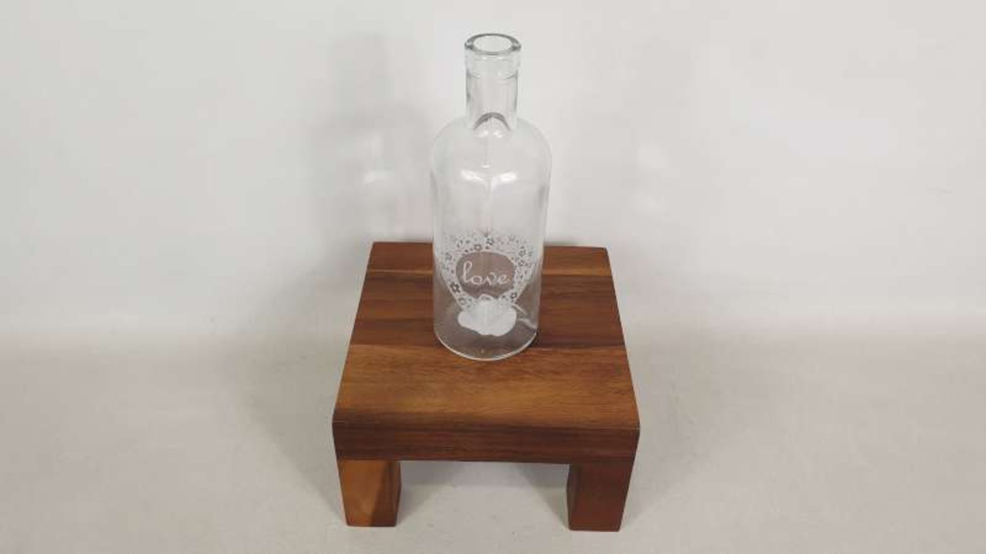 240 X BOTTLE VASE WITH LOVE HEART DETAIL IN 40 BOXES