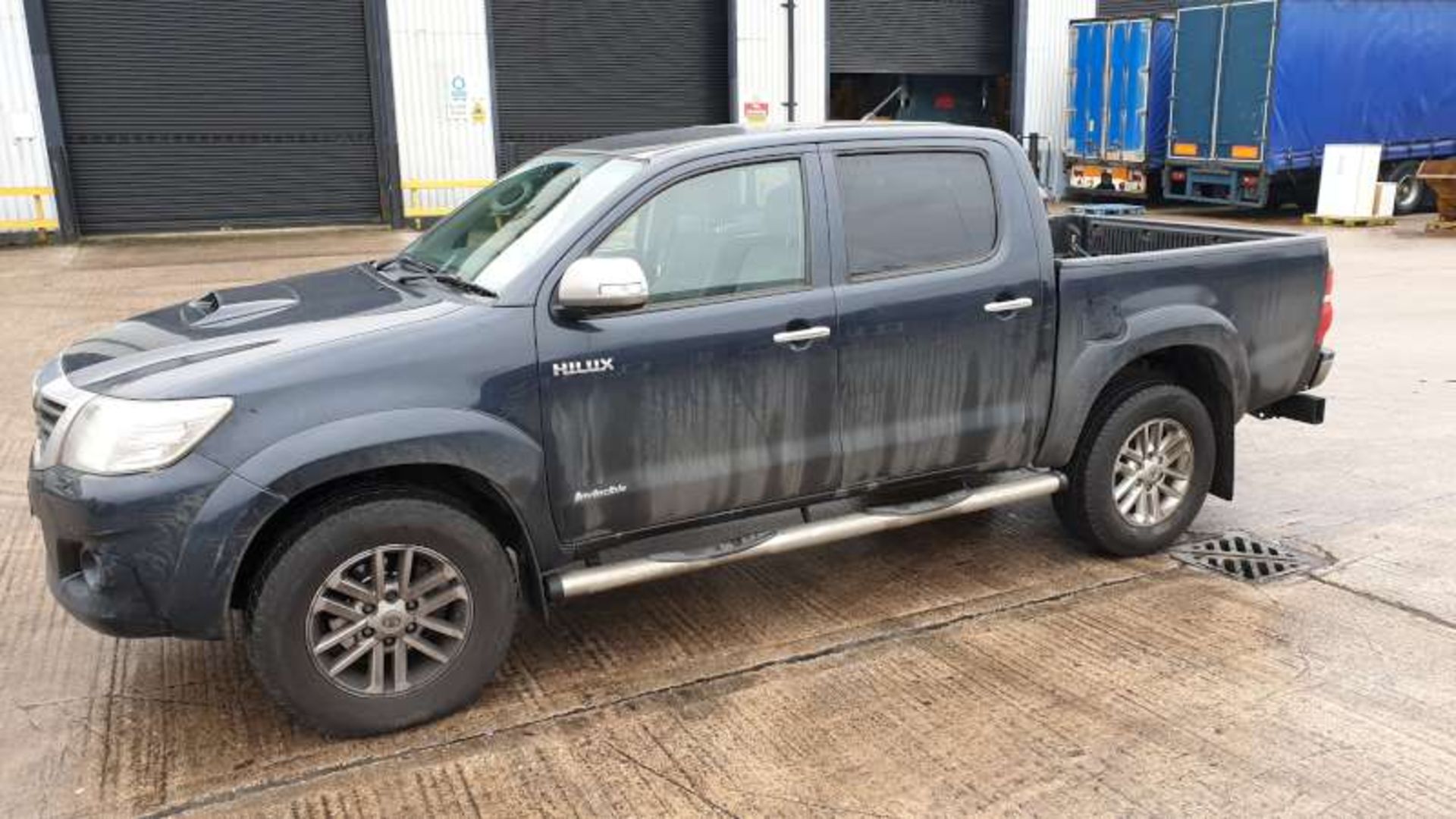 GREY TOYOTA HILUX INVINCIBLE D-40 4X4. ( DIESEL ) Reg : EJ13 SKD Mileage : 118,892 Details: KEYS - Image 5 of 6