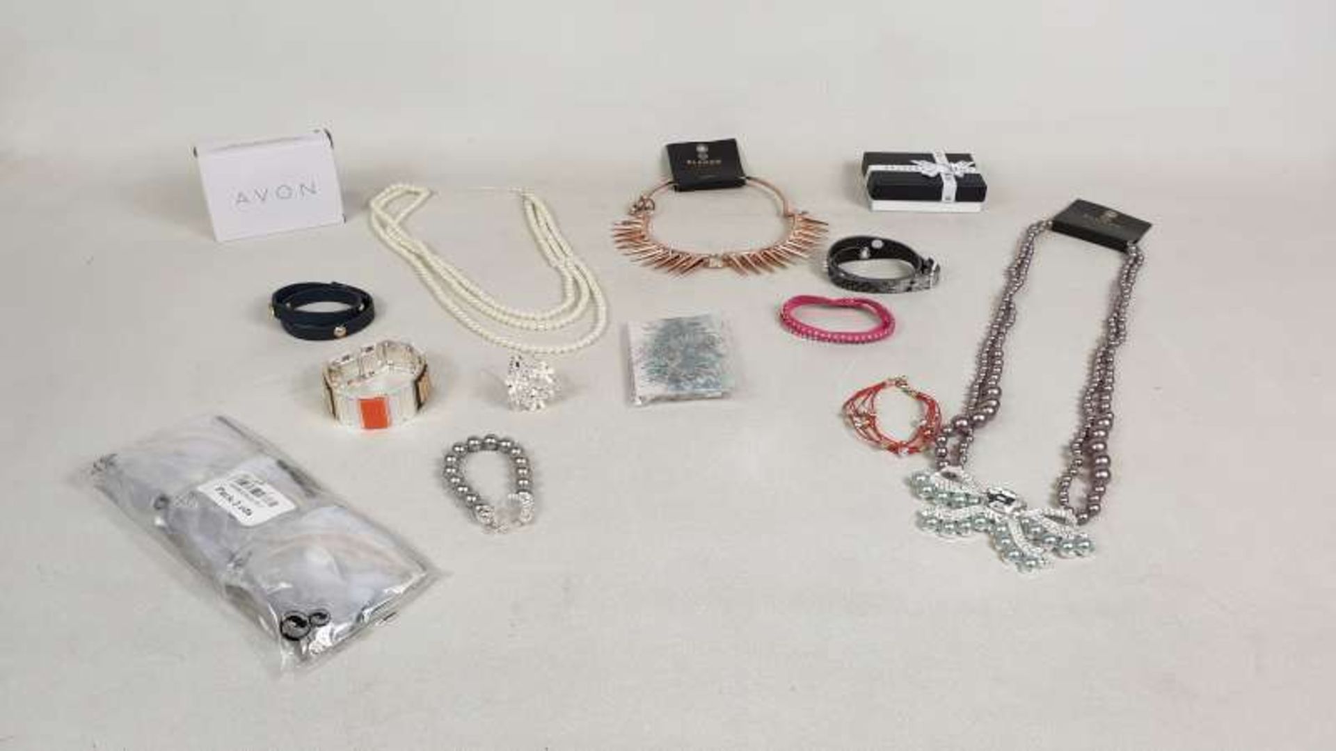 100 X VARIOUS PIECES OF FASHION JEWELLERY
