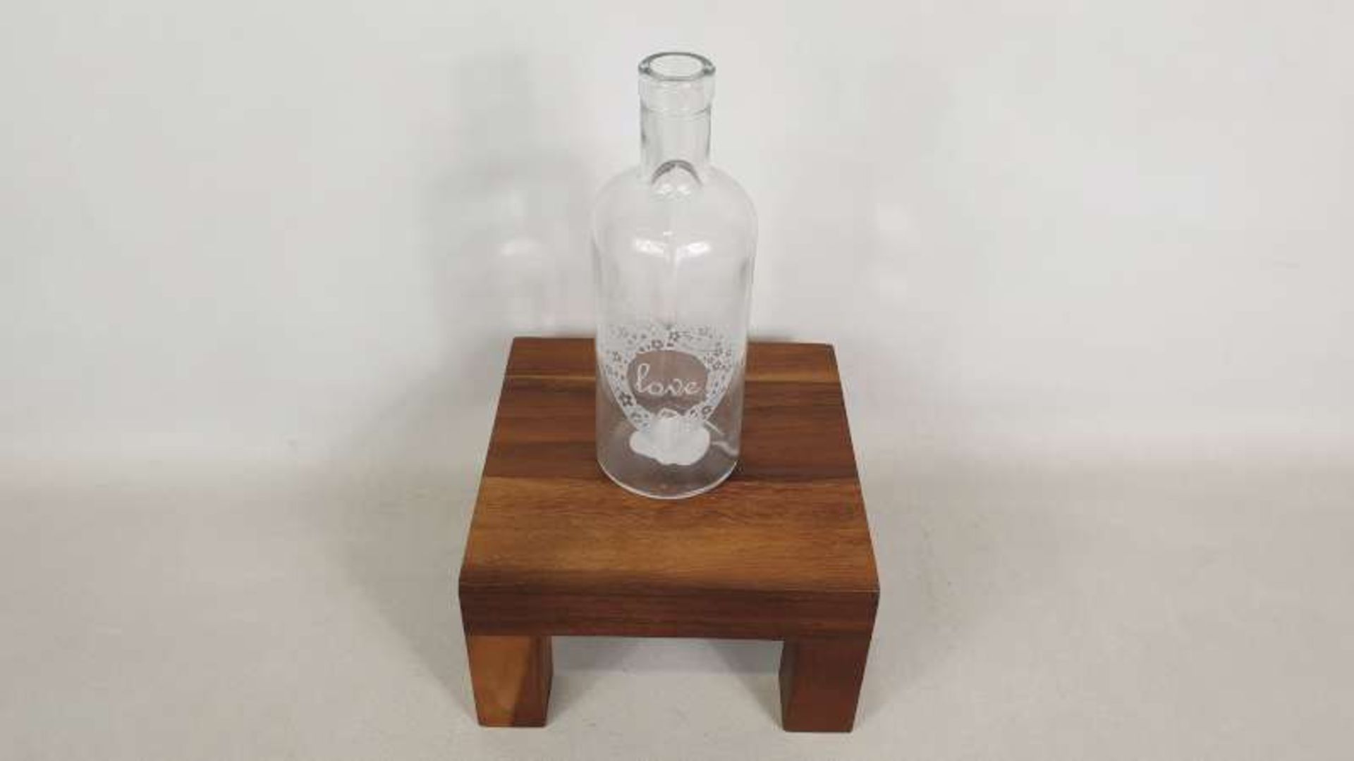 240 X BOTTLE VASE WITH LOVE HEART DETAIL IN 40 BOXES