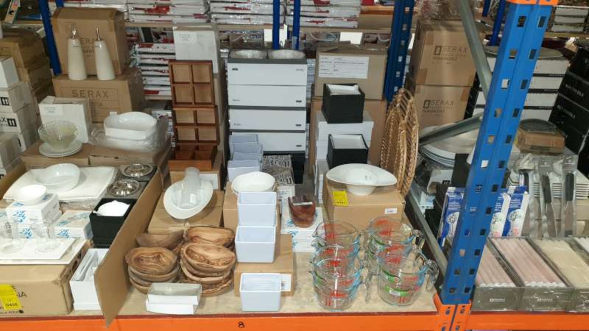 LOT CONTAINING A LARGE QTY OF VARIOS HOTEL / RESTAURANT CROCKERY AND DINING UTENSILS