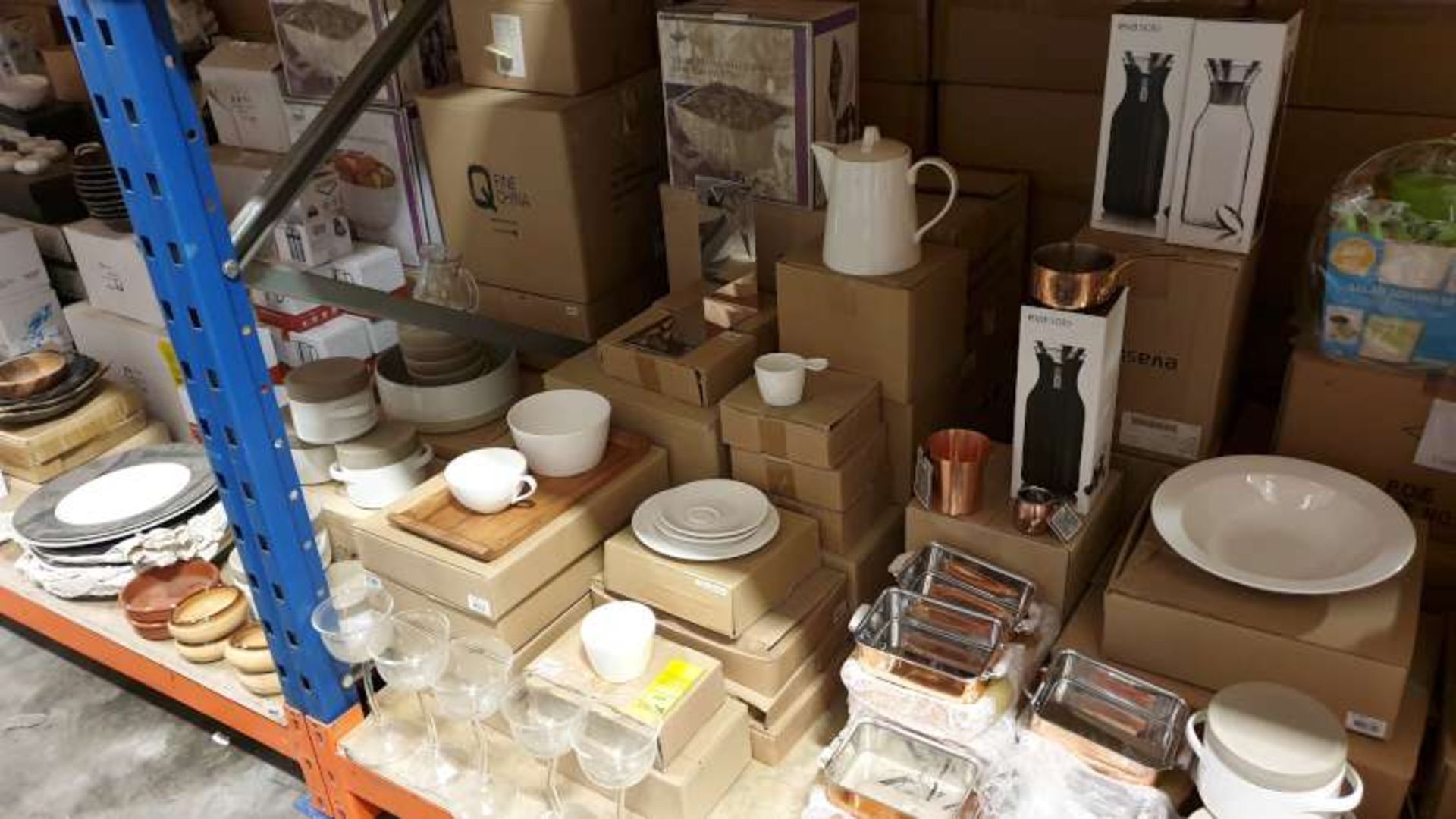 LOT CONTAINING A LARGE QTY OF VARIOUS HOTEL / RESTAURANT CROCKERY AND DINING UTENSILS