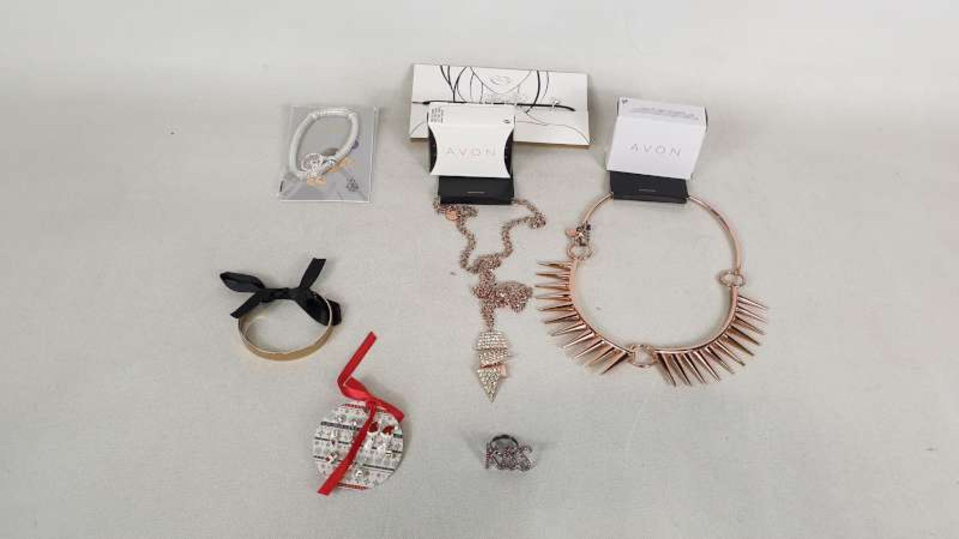 100 X VARIOUS PIECES OF FASHION JEWELLERY