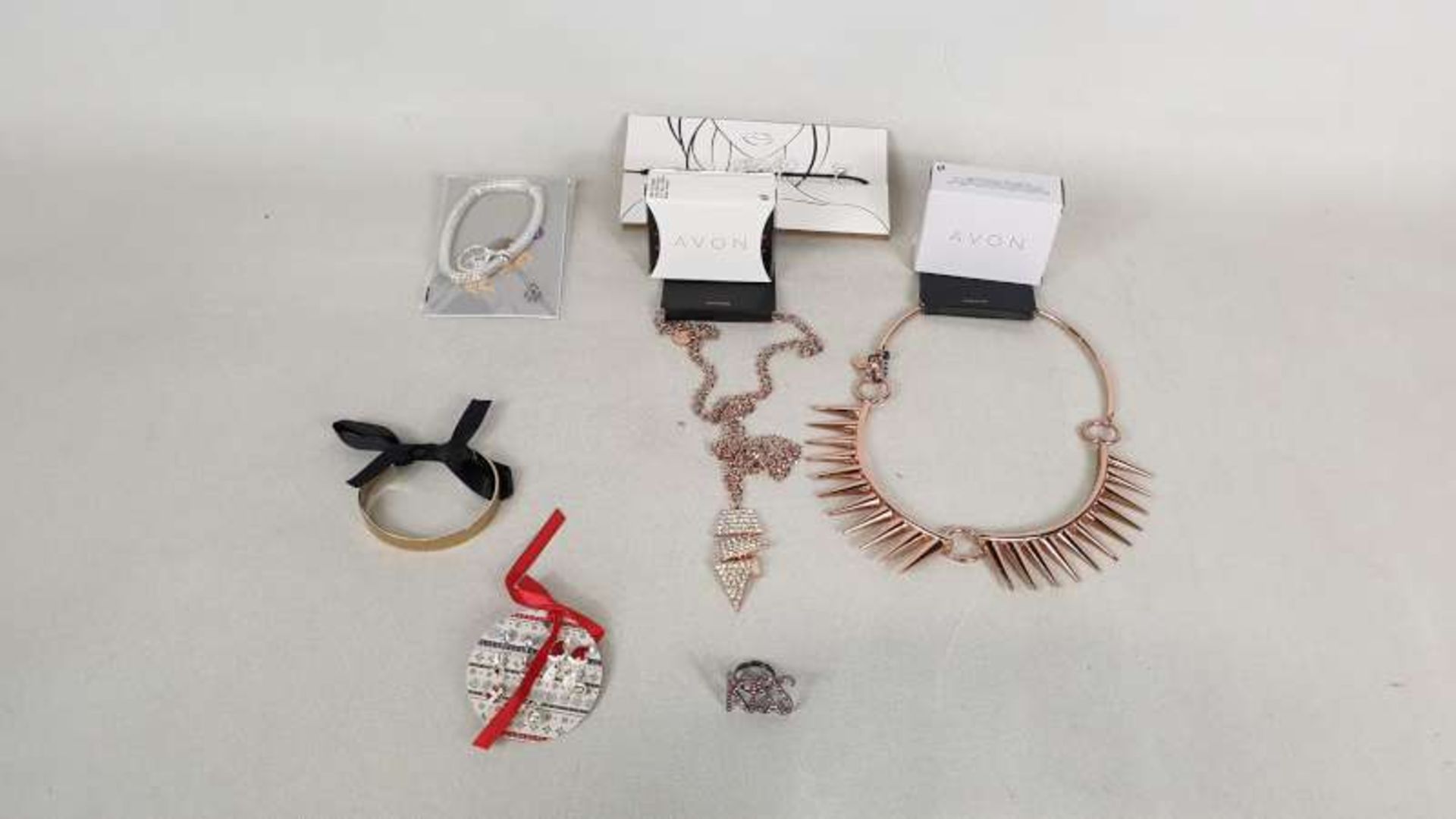 100 X VARIOUS PIECES OF FASHION JEWELLERY