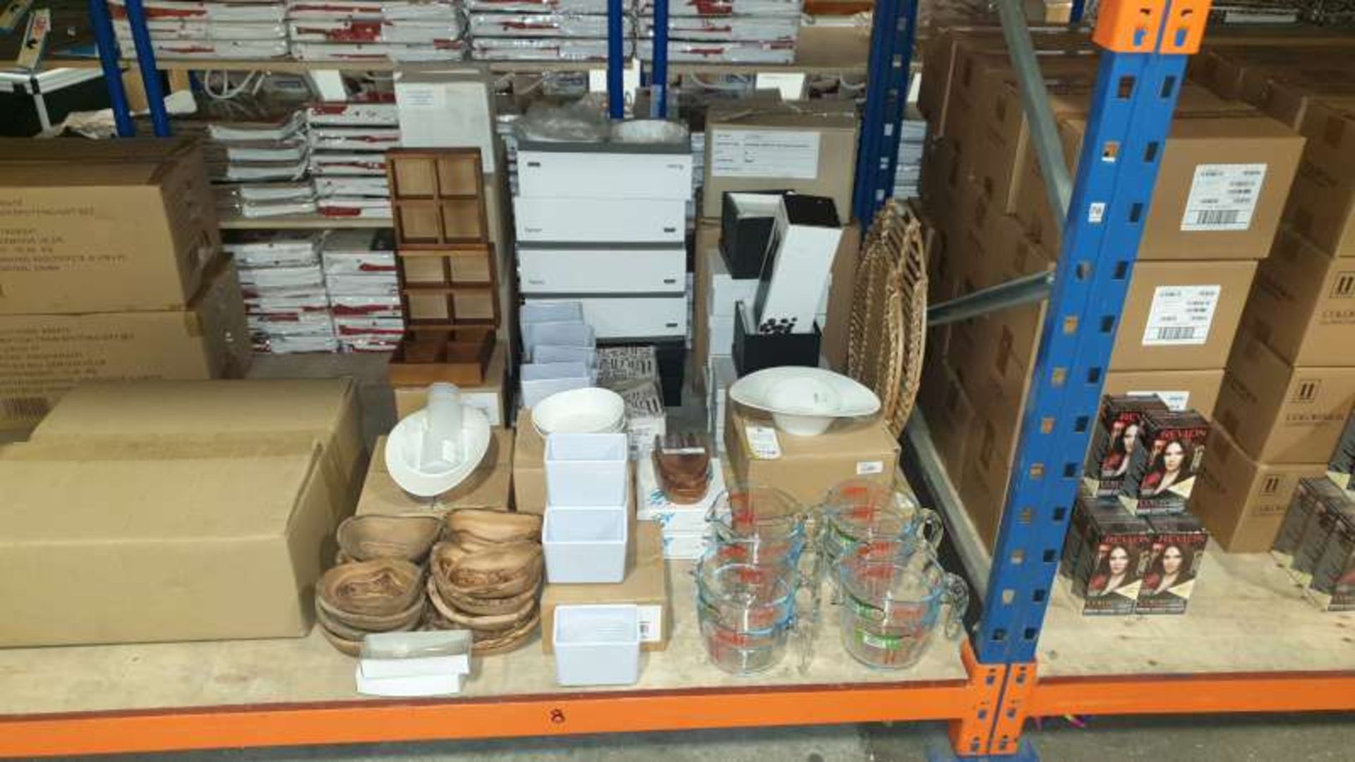 LOT CONTAINING A LARGE QTY OF VARIOUS HOTEL / RESTAURANT CROCKERY AND DINING UTENSILS