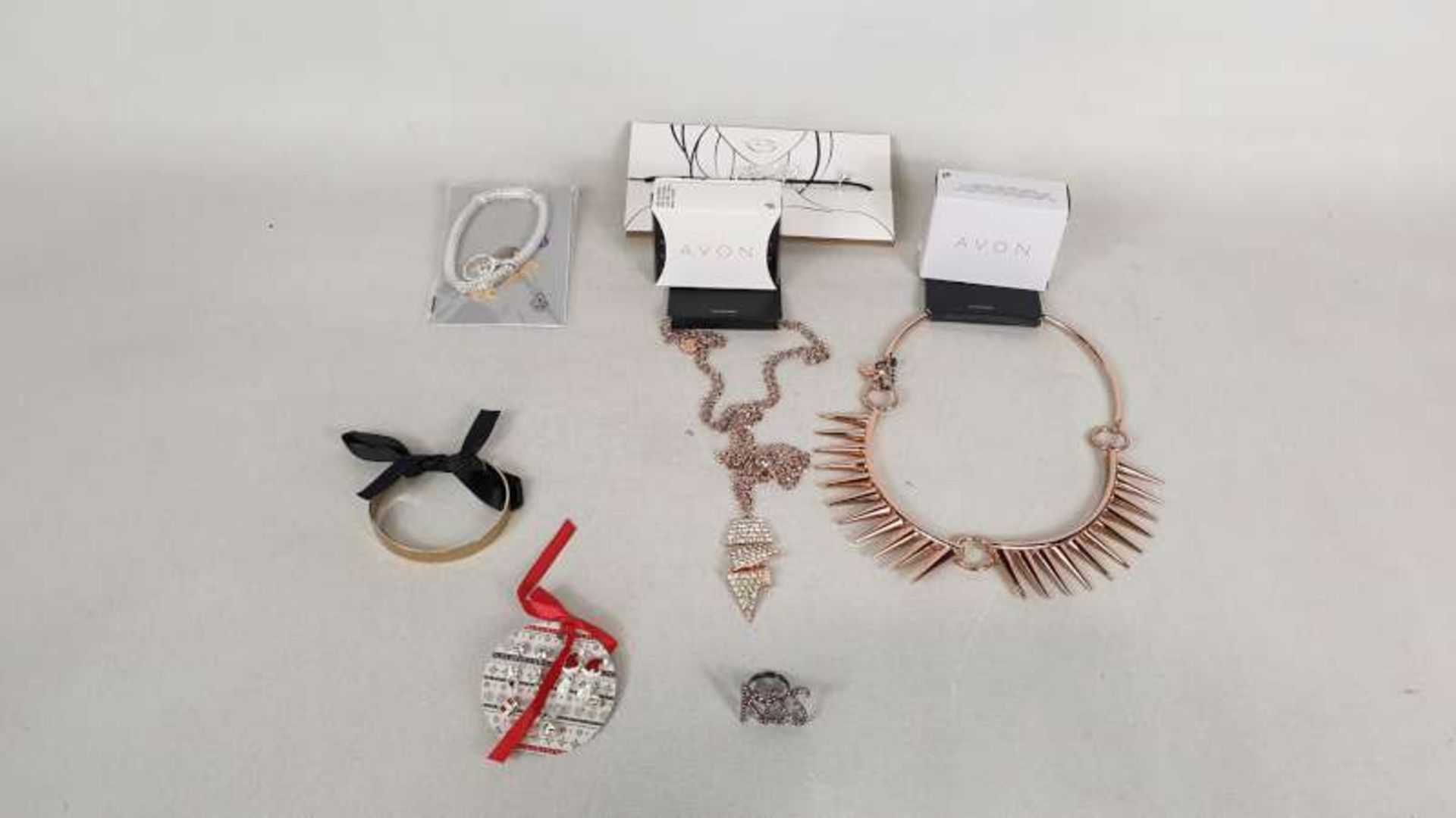 100 X VARIOUS PIECES OF FASHION JEWELLERY