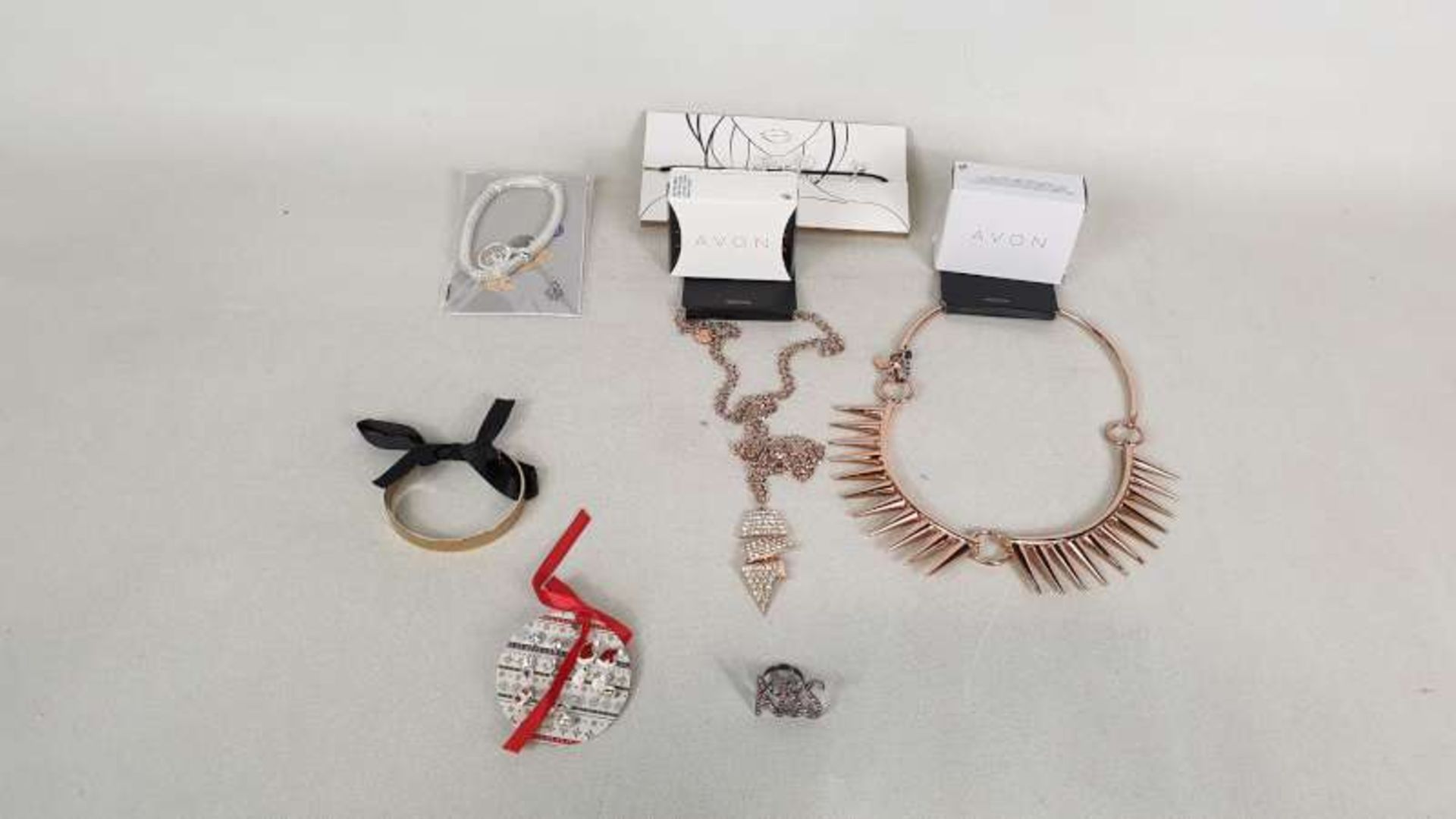 100 X VARIOUS PIECES OF FASHION JEWELLERY