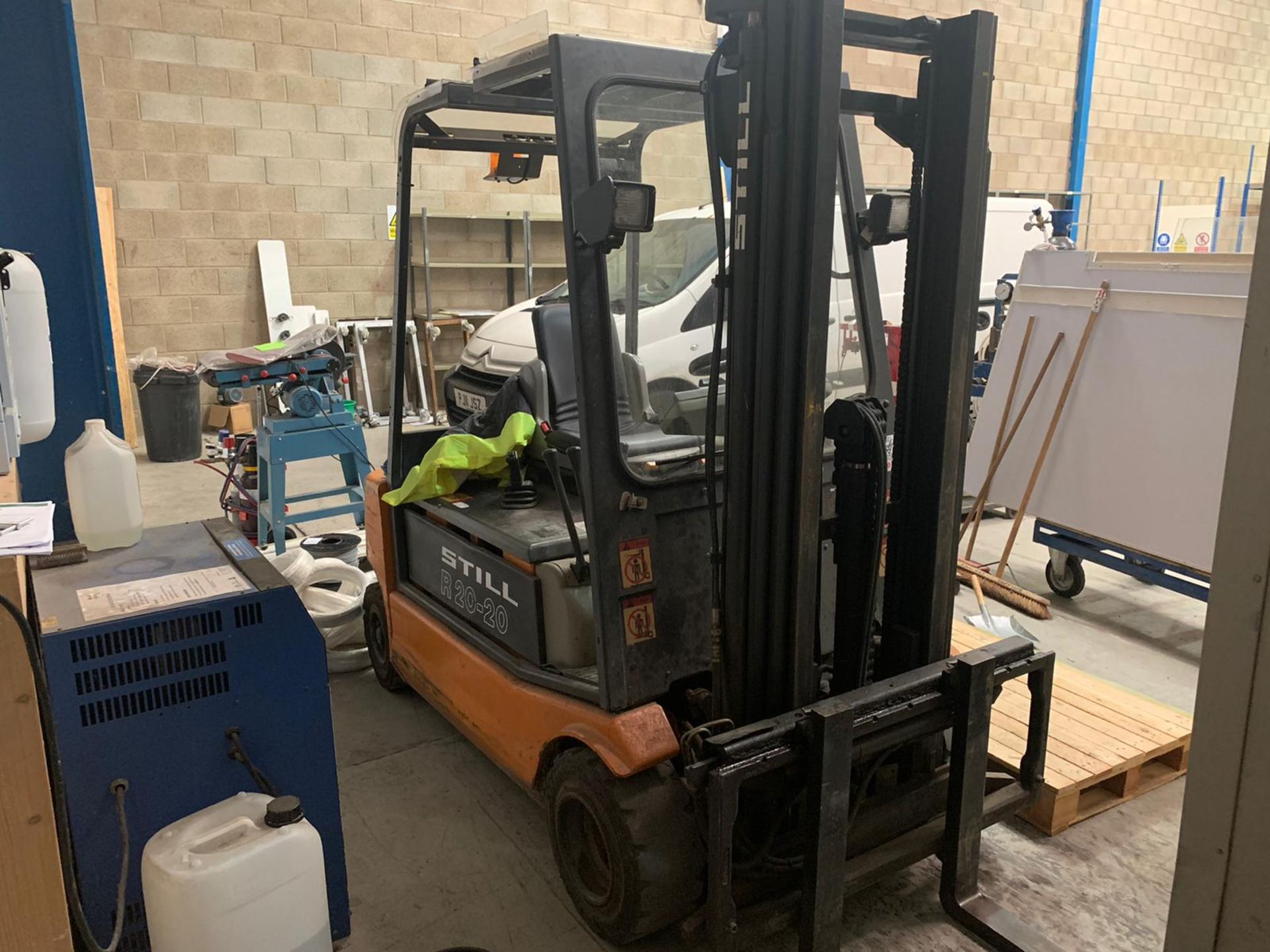 STILL R-20-20 TRIPLE MAST ELECTRIC FORKLIFT WITH CHARGER AND KEY, HOURS 5521