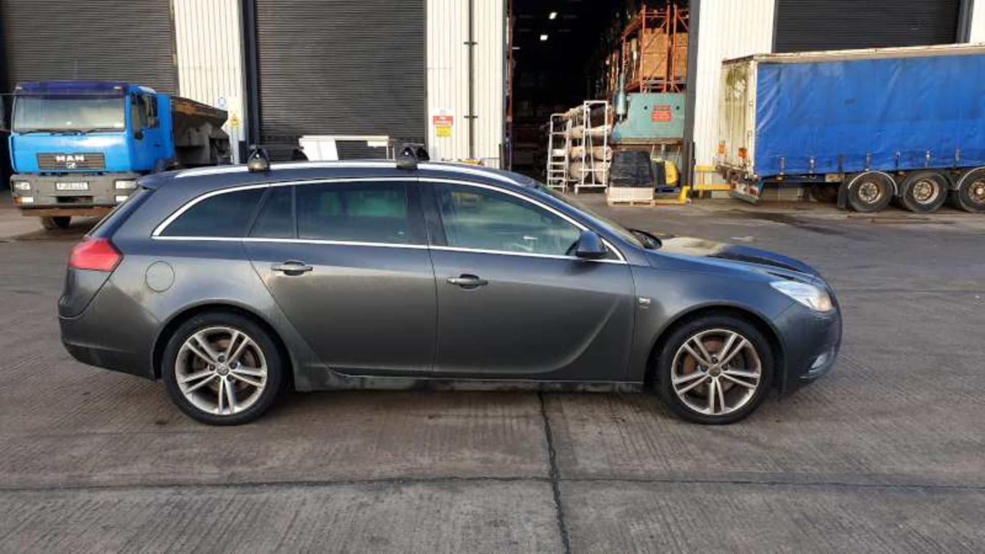 GREY VAUXHALL INSIGNIA SRI NAV CDTI. ( DIESEL ) Reg : BK61 CWF, Mileage : 103,643 Details: KEYS - Bild 2 aus 5