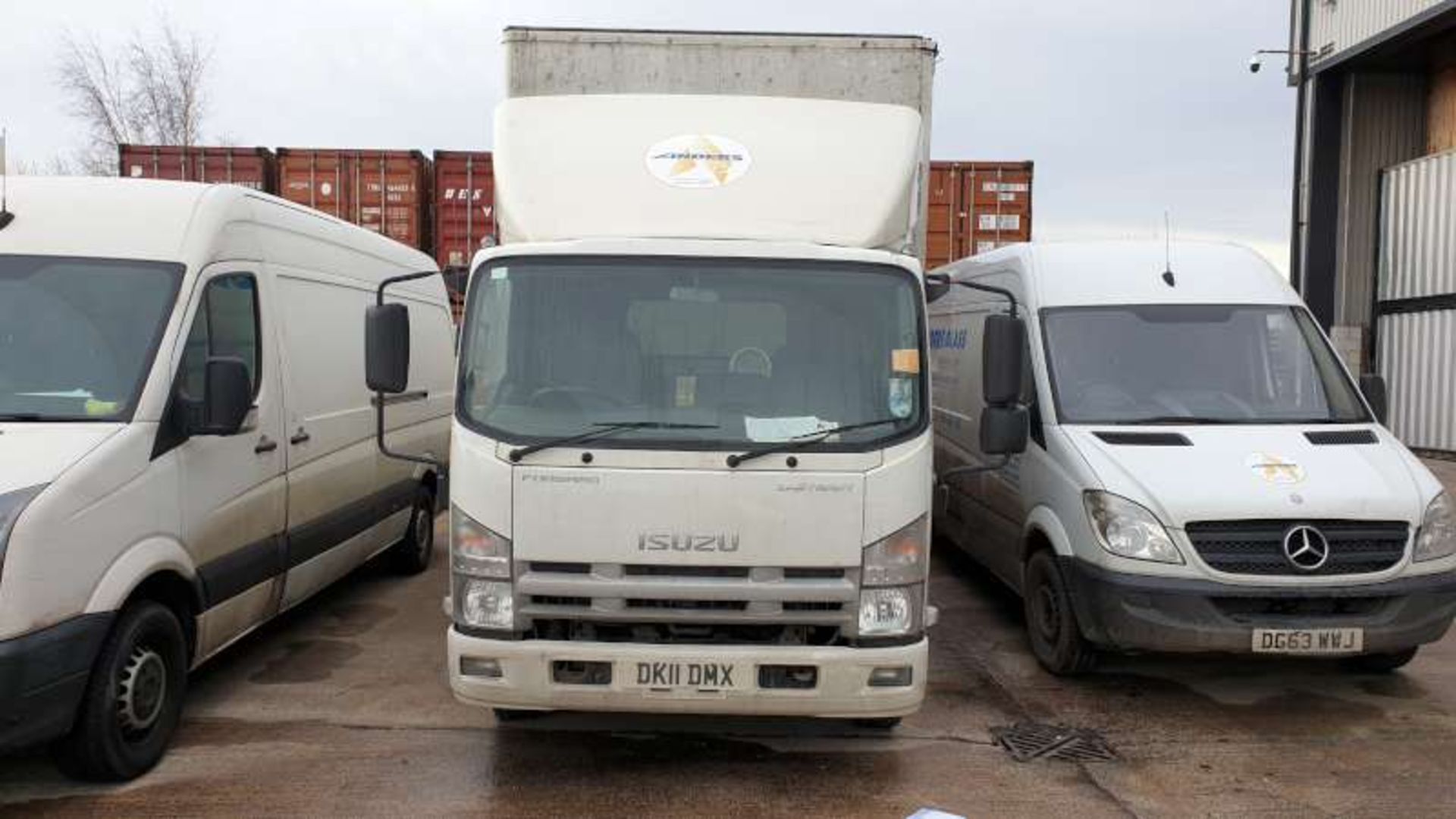 WHITE ISUZO FORWARD N75. 190 AUTO. ( DIESEL ) Reg : DK11DMX, Mileage : 153,167 Details: GLASS - Image 2 of 6