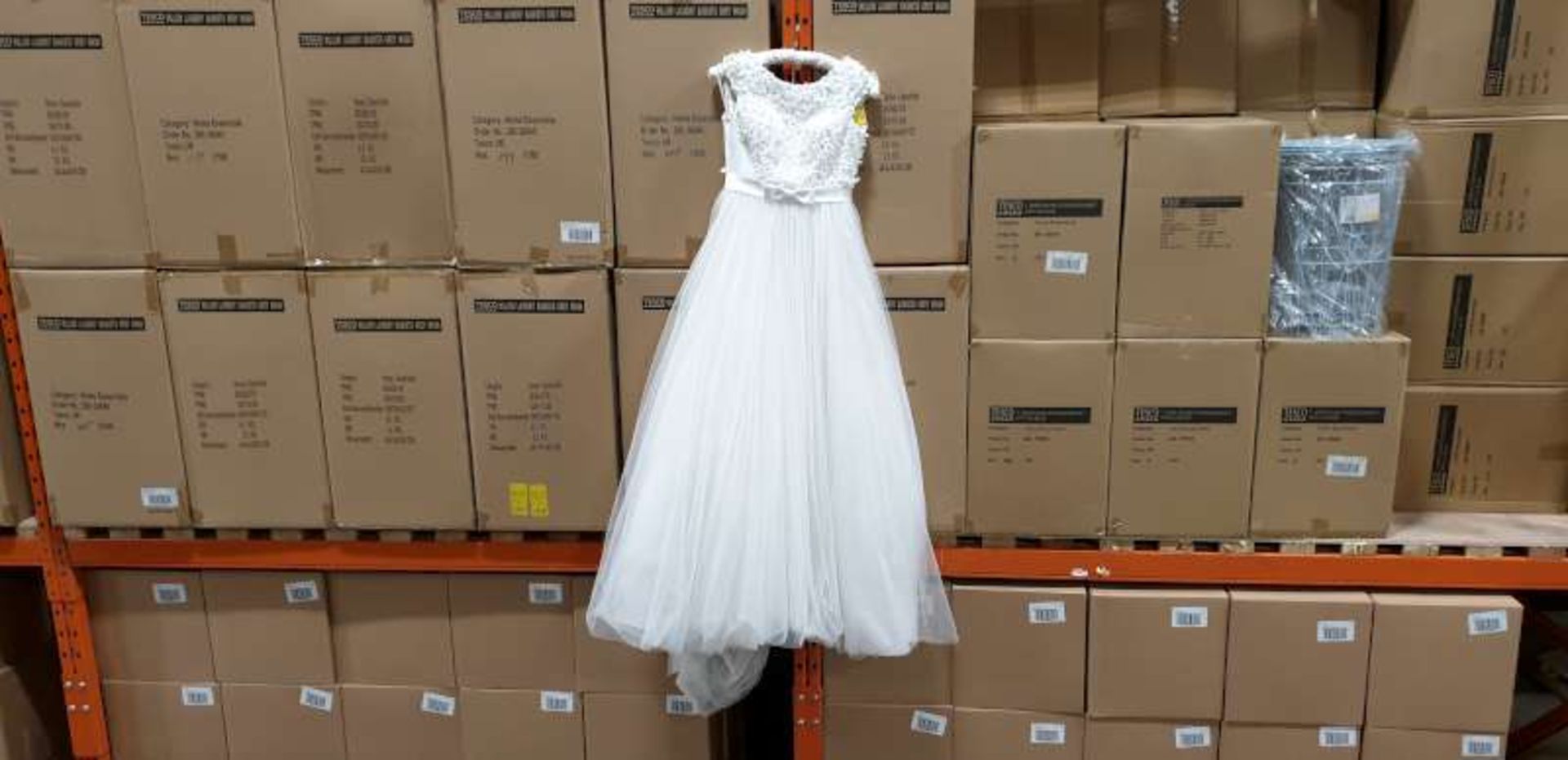 DIANE HARBRIDGE SIZE UNKNOWN WHITE FLOWER DETAIL WEDDING DRESS