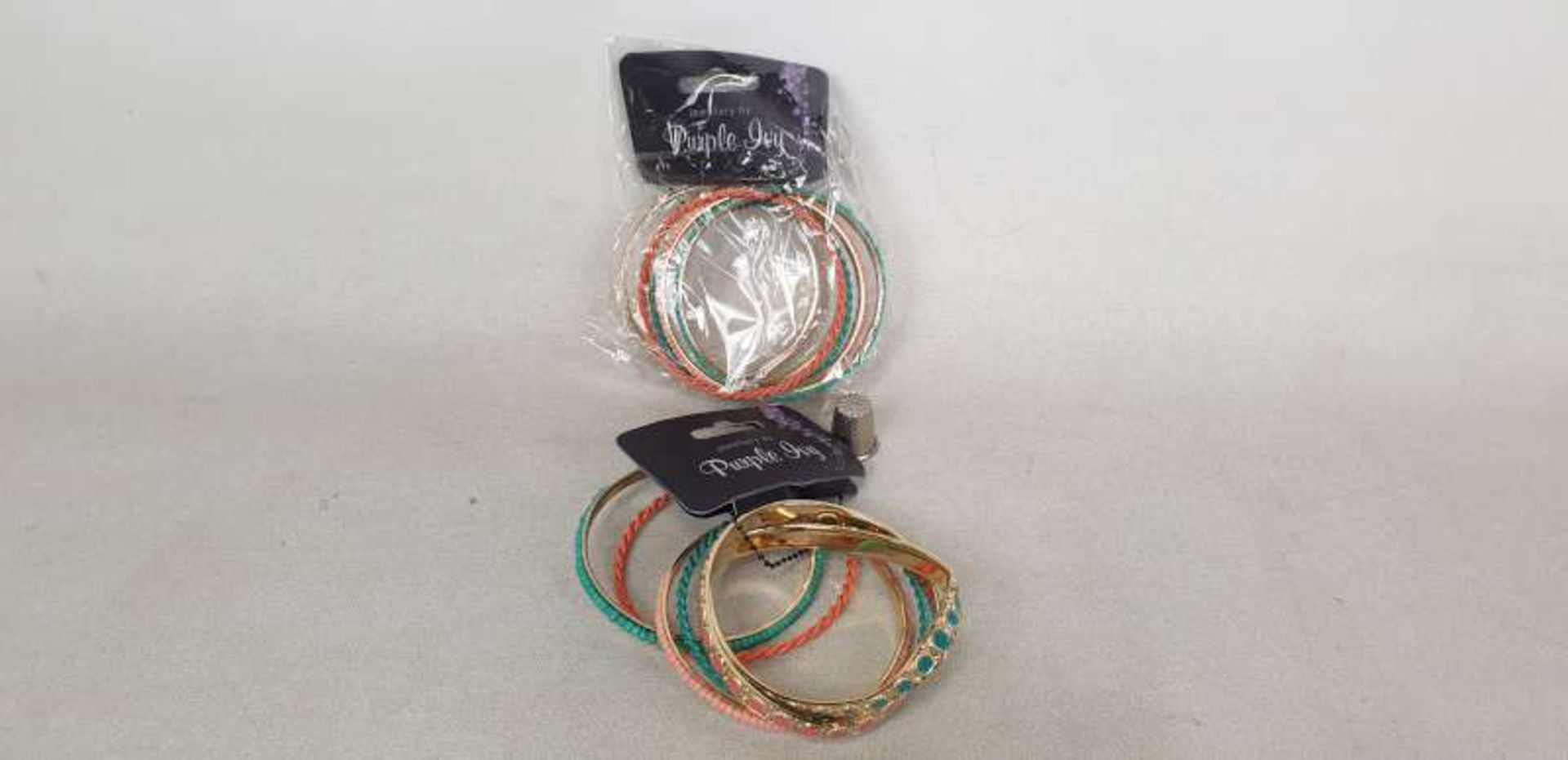432 X BRAND NEW PACKS OF 6 AQUA AND PEACH BRACELETS IN 12 BOXES