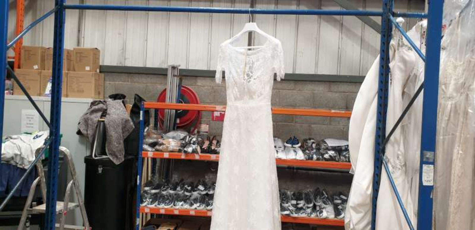 TANYA GRIG SIZE 8 IVORY LACED SHORT SLEEVED WEDDING DRESS