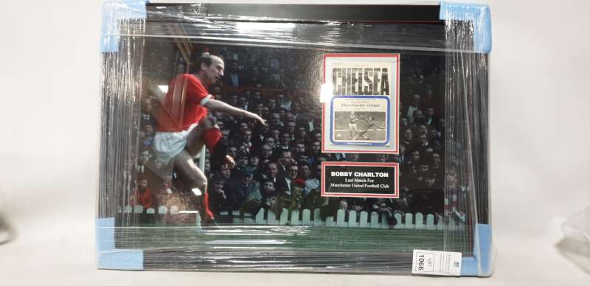 BRAND NEW OFFICIAL FRAMED BOBBY CHARLTON PICTURE WITH ORIGINAL SIGNED PROGRAMME FROM HIS FINAL