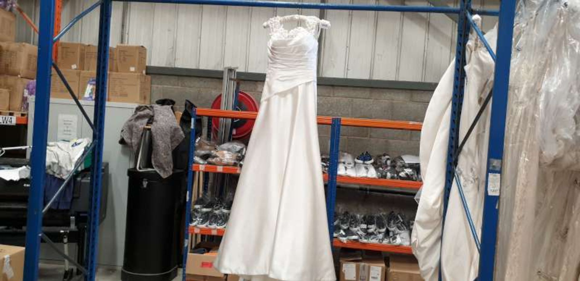 DESIGNER UNKNOWN SIZE 8 OFF WHITE FLOWER STRAP WEDDING DRESS
