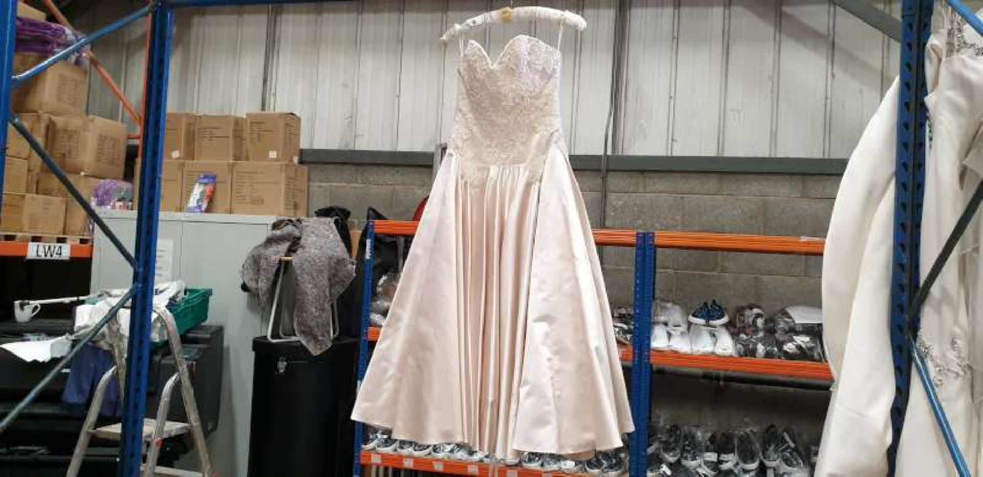 DESIGNER UNKNOWN SIZE UNKNOWN HAIL PINK SHORT STRAPLESS WEDDING DRESS