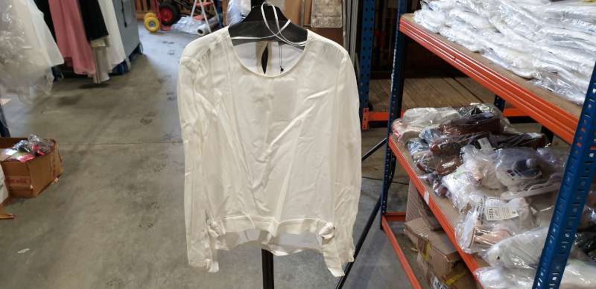20 X BRAND NEW MANGO WHITE TOPS IN SIZES 8 / 6, RRP OF EACH ITEM £29.99
