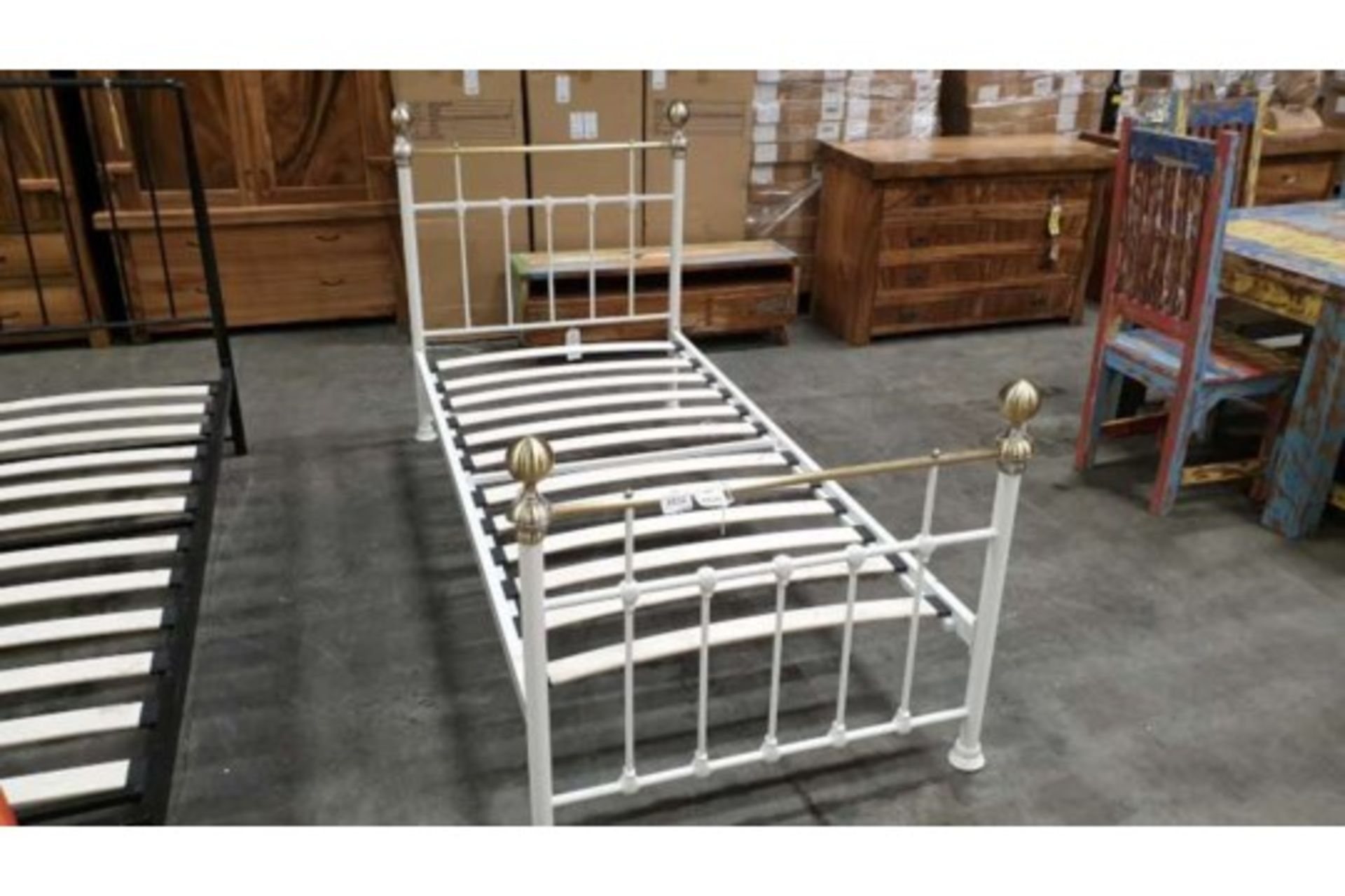 METAL FRAMED SINGLE BED WITH SLATS IN 2 BOXES