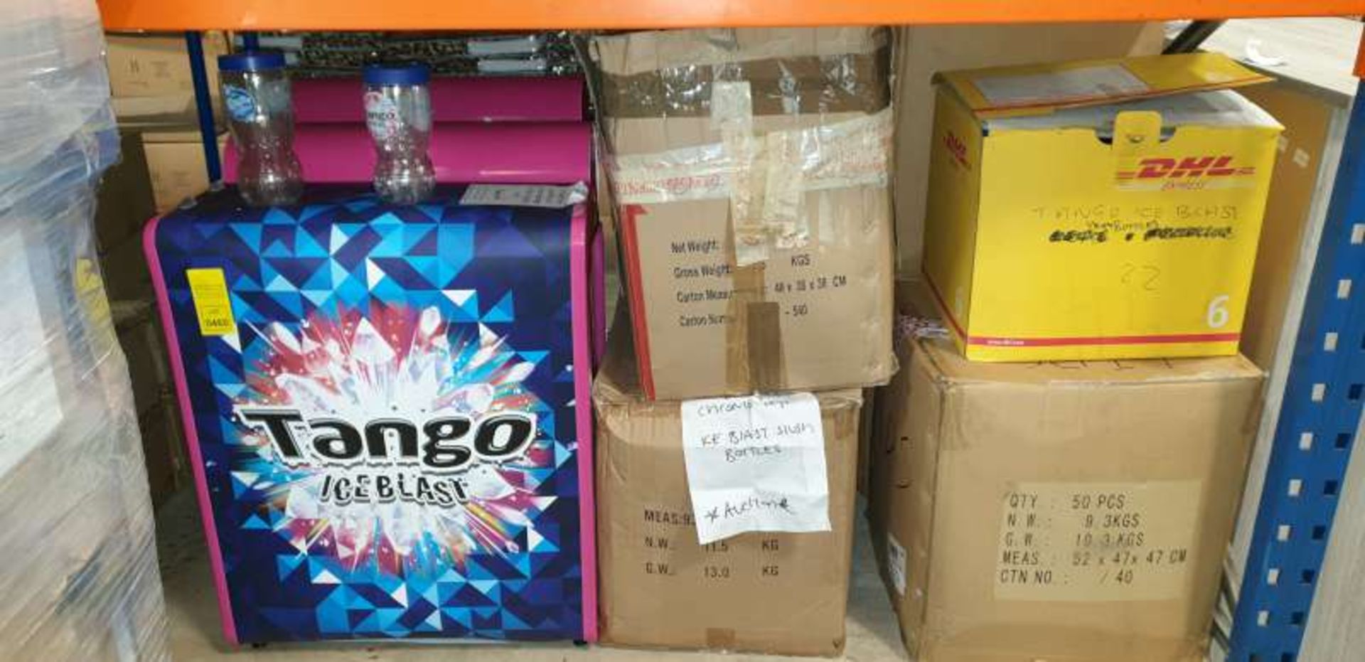 LOT CONTAINING A LARGE QTY OF PLASTIC CUPS AND 2 X DISPLAY STANDS