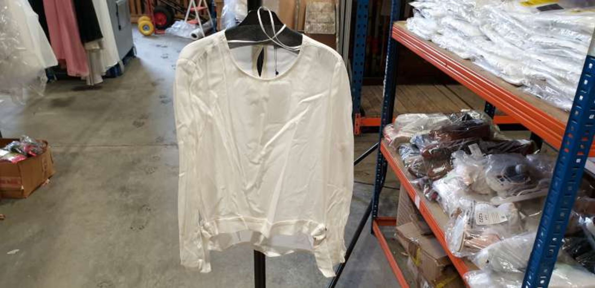 20 X BRAND NEW MANGO WHITE TOPS IN SIZES 8 / 6, RRP OF EACH ITEM £29.99