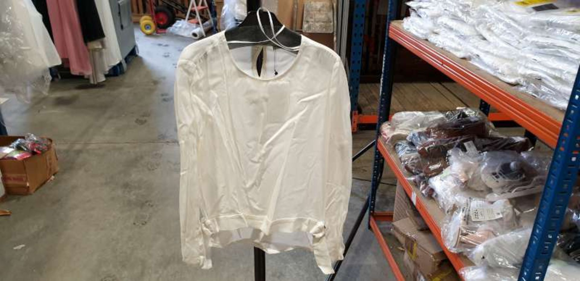 20 X BRAND NEW MANGO WHITE TOPS IN SIZES 8 / 6, RRP OF EACH ITEM £29.99