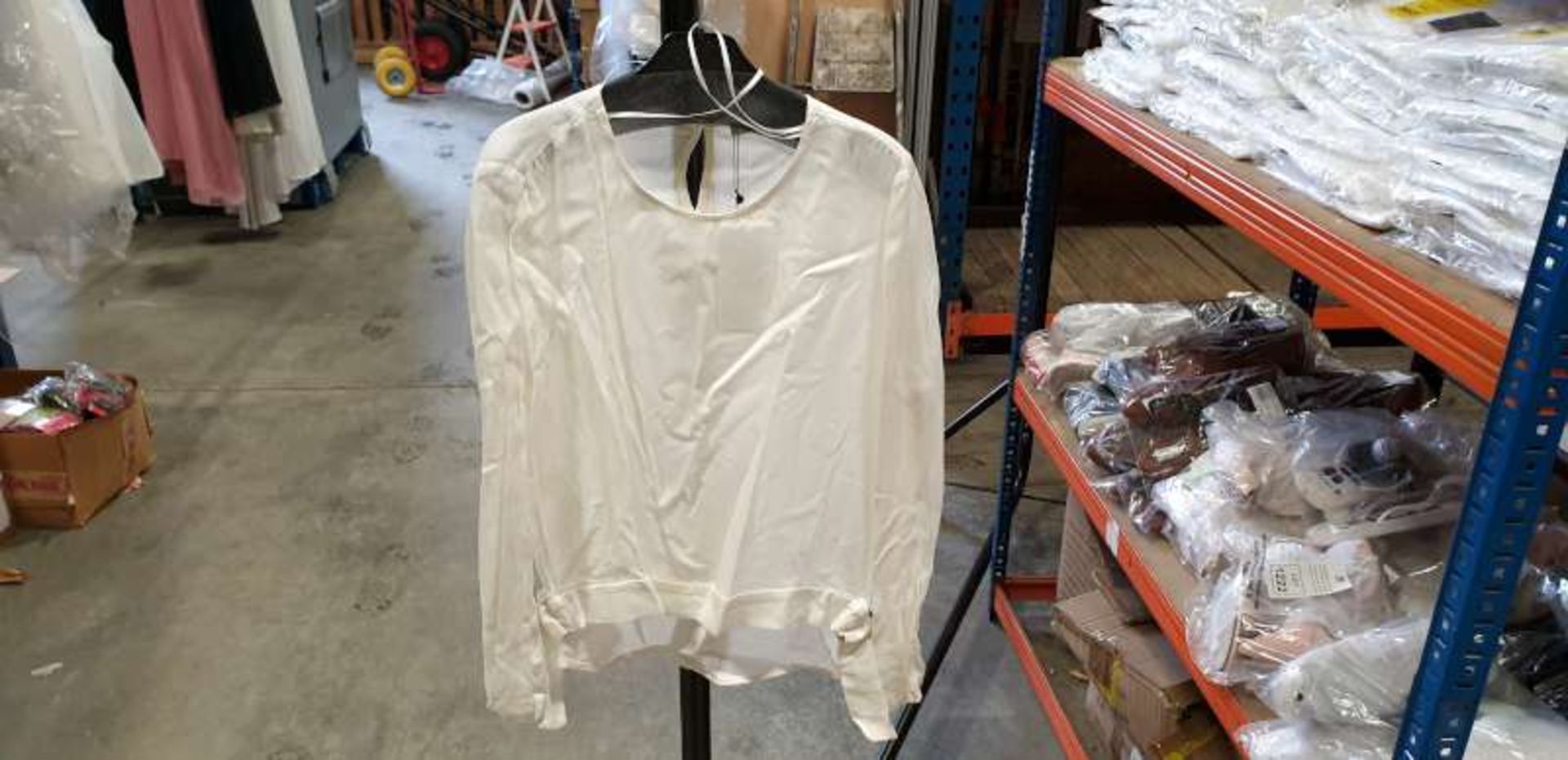 20 X BRAND NEW MANGO WHITE TOPS IN SIZES 8 / 6, RRP OF EACH ITEM £29.99