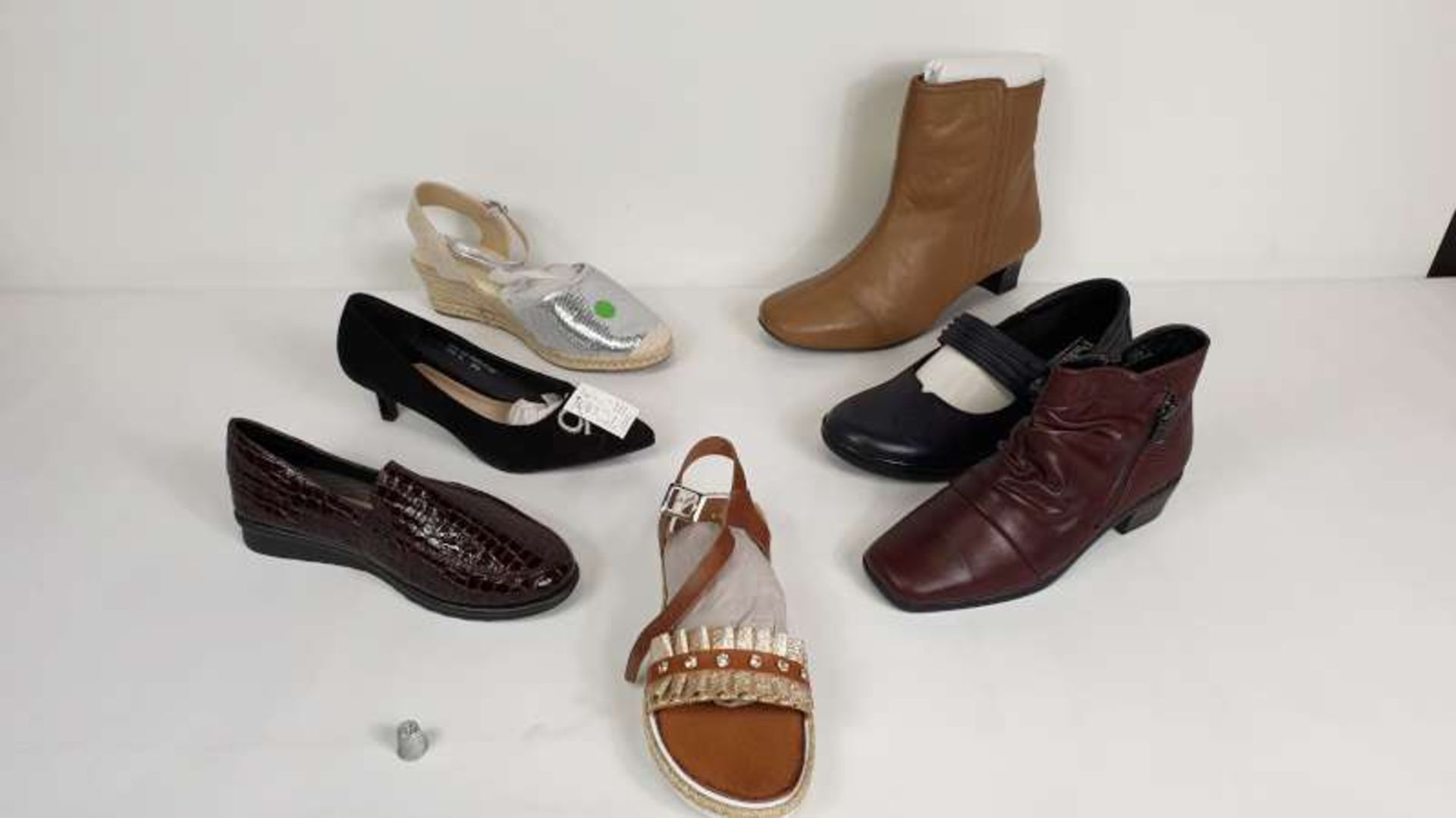 40 X PAIRS OF SHOES IN VARIOUS STYLES / COLOURS / SIZES
