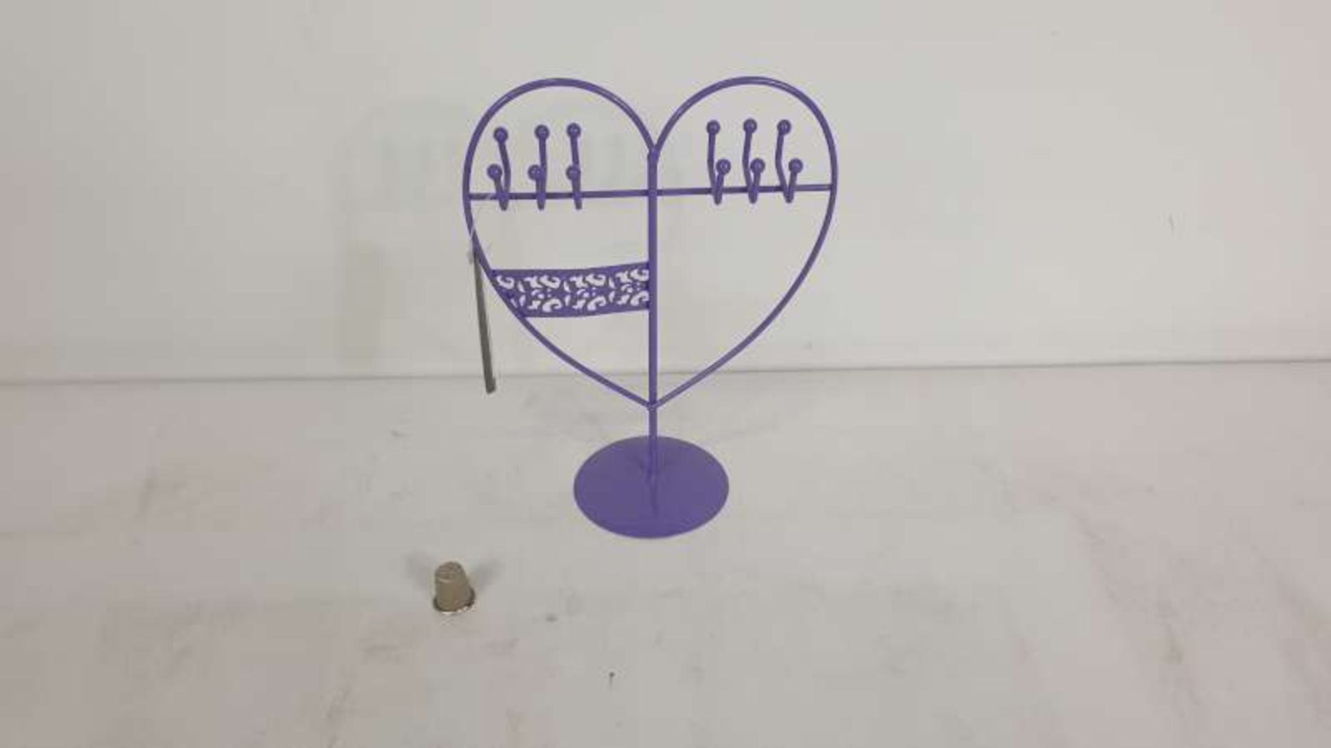 600 X HEART SHAPED JEWELLERY STANDS IN 25 BOXES